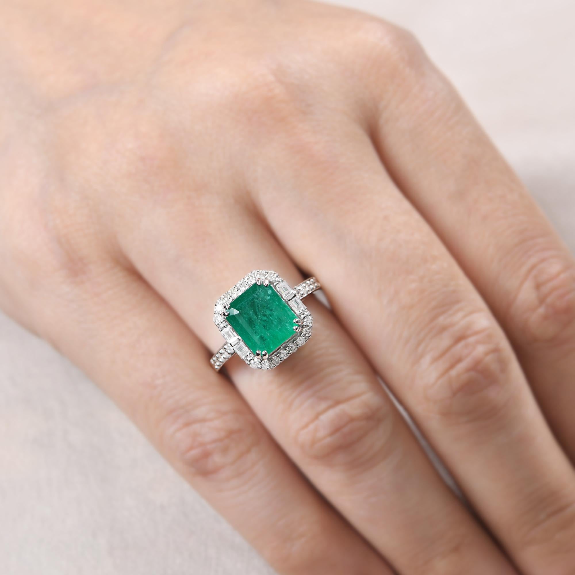2.76 Carat Emerald Cocktail Ring 0.44 Ct Baguette Diamond 14k White Gold Jewelry In New Condition For Sale In Diera, Dubai