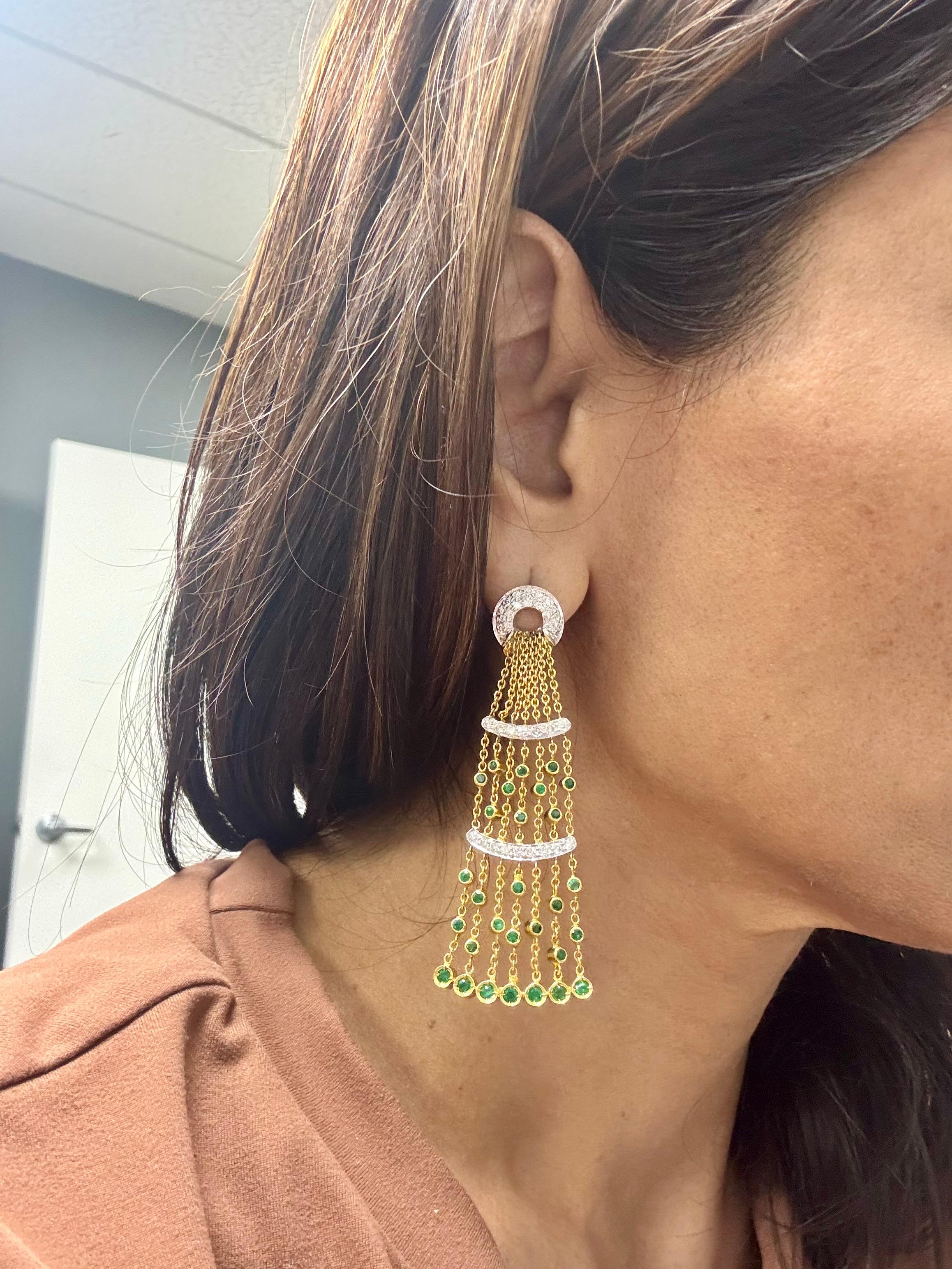 Orecchini in oro 18K con diamante e smeraldo naturale da 2,76 carati fatti a mano In condizioni Nuovo in vendita a Los Angeles, CA