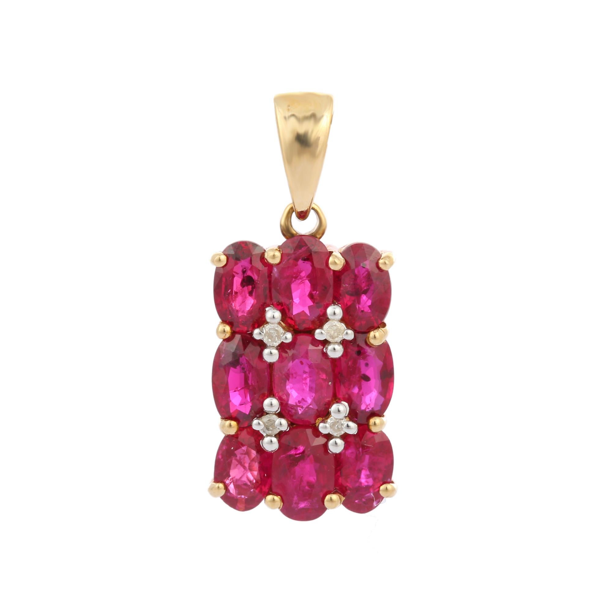 Colgante racimo de diamantes en forma de cojín de rubí rojo de 2,76 en oro de 14 quilates. Tiene un corte ovalado de rubíes que completa tu look con un toque decente. Los colgantes se llevan puestos o se regalan para representar el amor y las