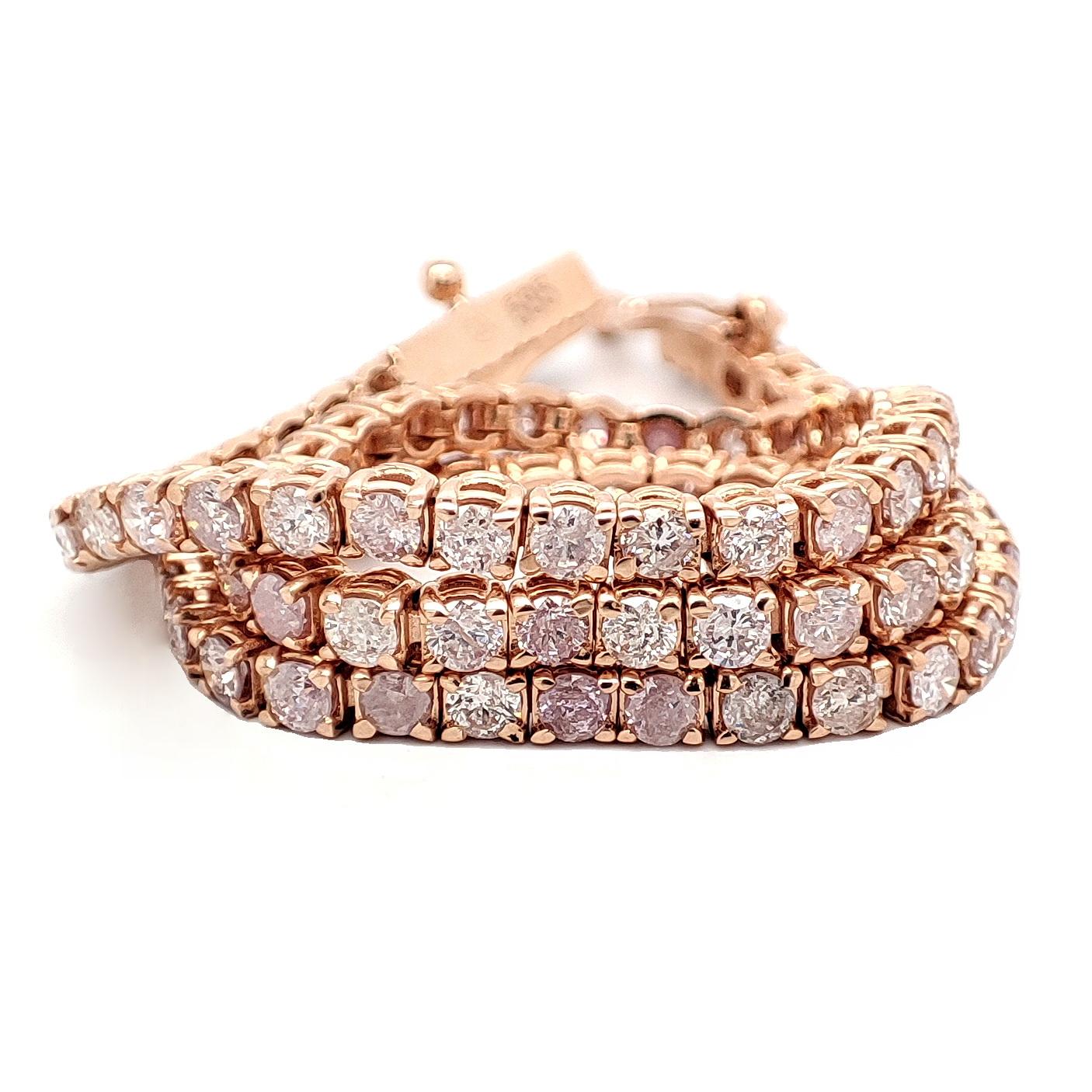Dieses wunderbare Tennisarmband ist mit 84 zartrosa Diamanten von 2,76 Karat besetzt, die in 14-karätigem Roségold gefasst sind und dem Armband einen einzigartig funkelnden und faszinierenden Look verleihen. 

Weitere Informationen entnehmen Sie
