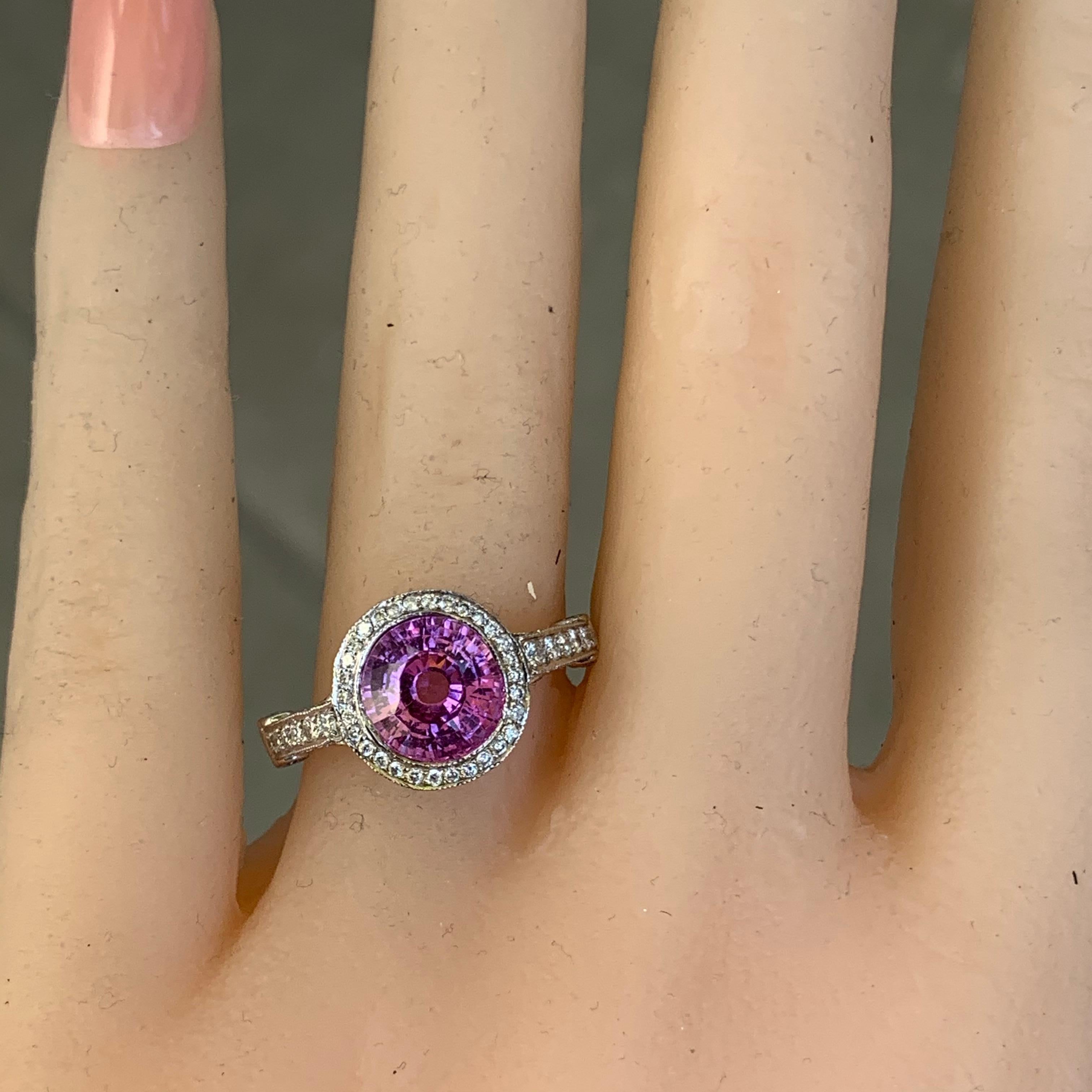 B8092015
1. Karat Gewicht: 2.76

2. Farbe: Rosa

3. Klangfarbe:  Mittel - Schön, 7,0 von 10

4. Farbton: Fancy Pink.

3. Klarheit:  Ausgezeichnete Reinheit, keine Einschlüsse zu sehen. VS, wenn Diamantenbewertung.

4. Schliff: Dieser Stein hat einen