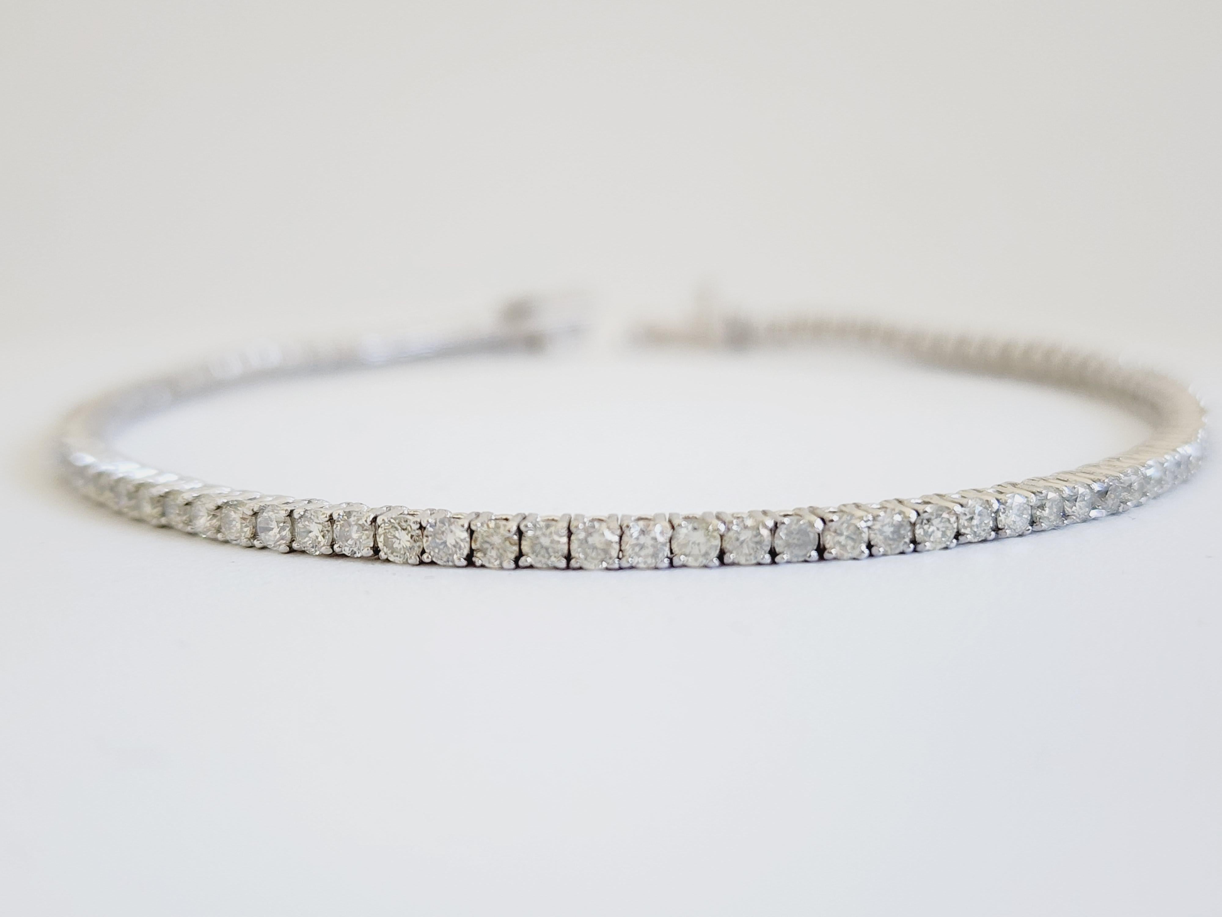 2.76 Carat Round Brilliant Natural Diamond Tennis Bracelet 14 Karat White Gold In New Condition In Great Neck, NY