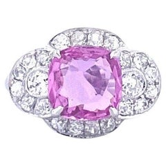 Anillo de oro blanco de 14 quilates con zafiro rosa de fantasía de 2,76 ct y diamantes finos tachonados