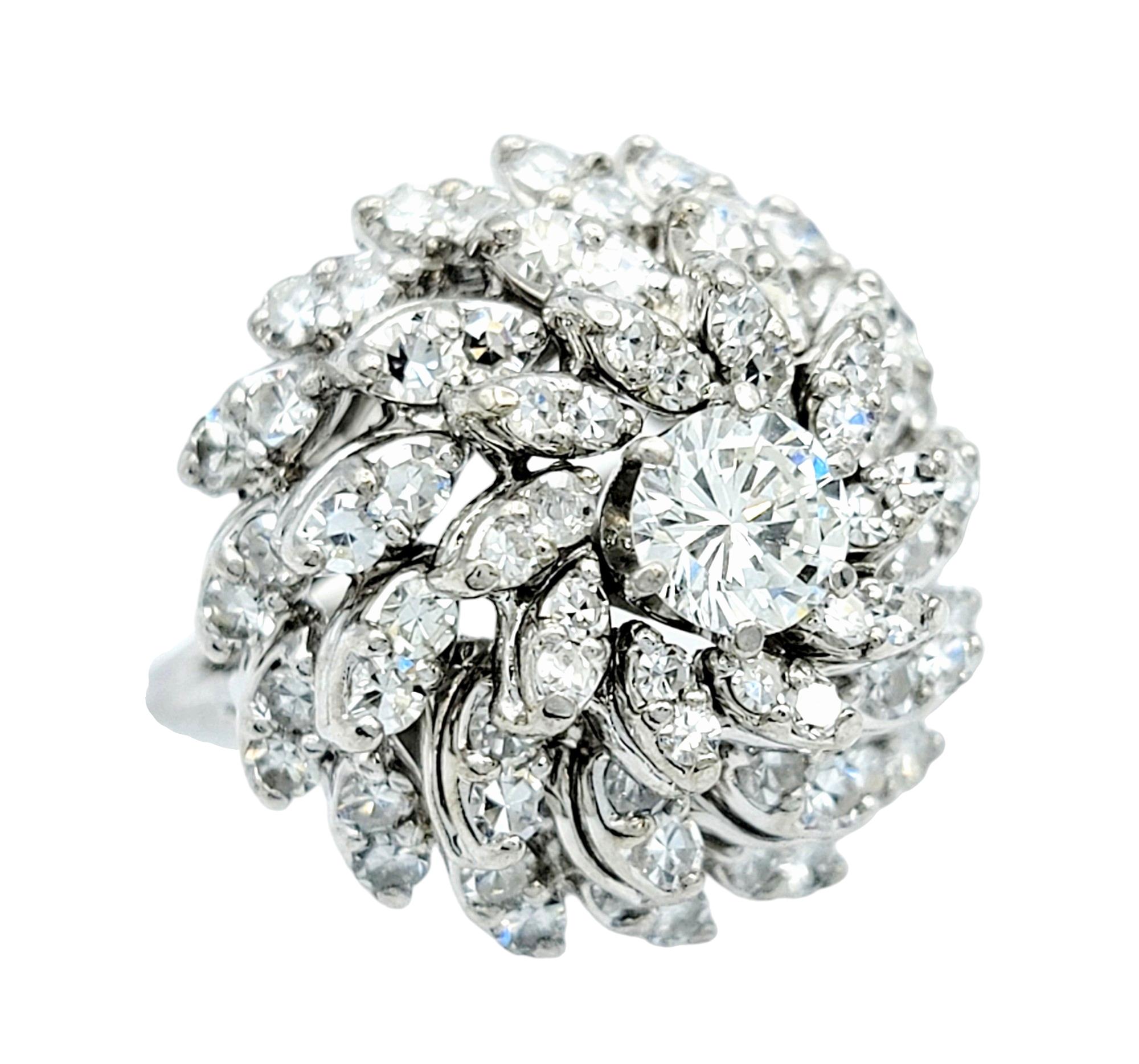 Ringgröße: 5.25

Dieser atemberaubende Diamant-Cocktailring im Ballerina-Stil ist das perfekte Stück, um Ihre Hand mit Eleganz zu schmücken. Dieser prächtige Ring aus glänzendem 14-karätigem Weißgold besticht durch sein kühnes und luxuriöses Design.