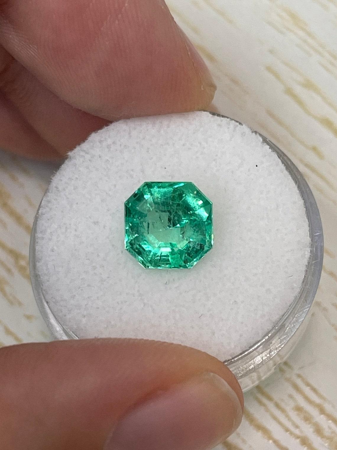 A. Stone: Smeraldo
Peso: 2,76 carati
Forma: Taglio Asscher
Chiarezza: Trasparente
Lucentezza: Eccellente
Colore: Verde giallastro
Misure: 8,76 mm x 8,66 mm x 6,05 mm
Origine geografica: Colombia
Trattamento: Naturale, oliatura

Commenti: A causa