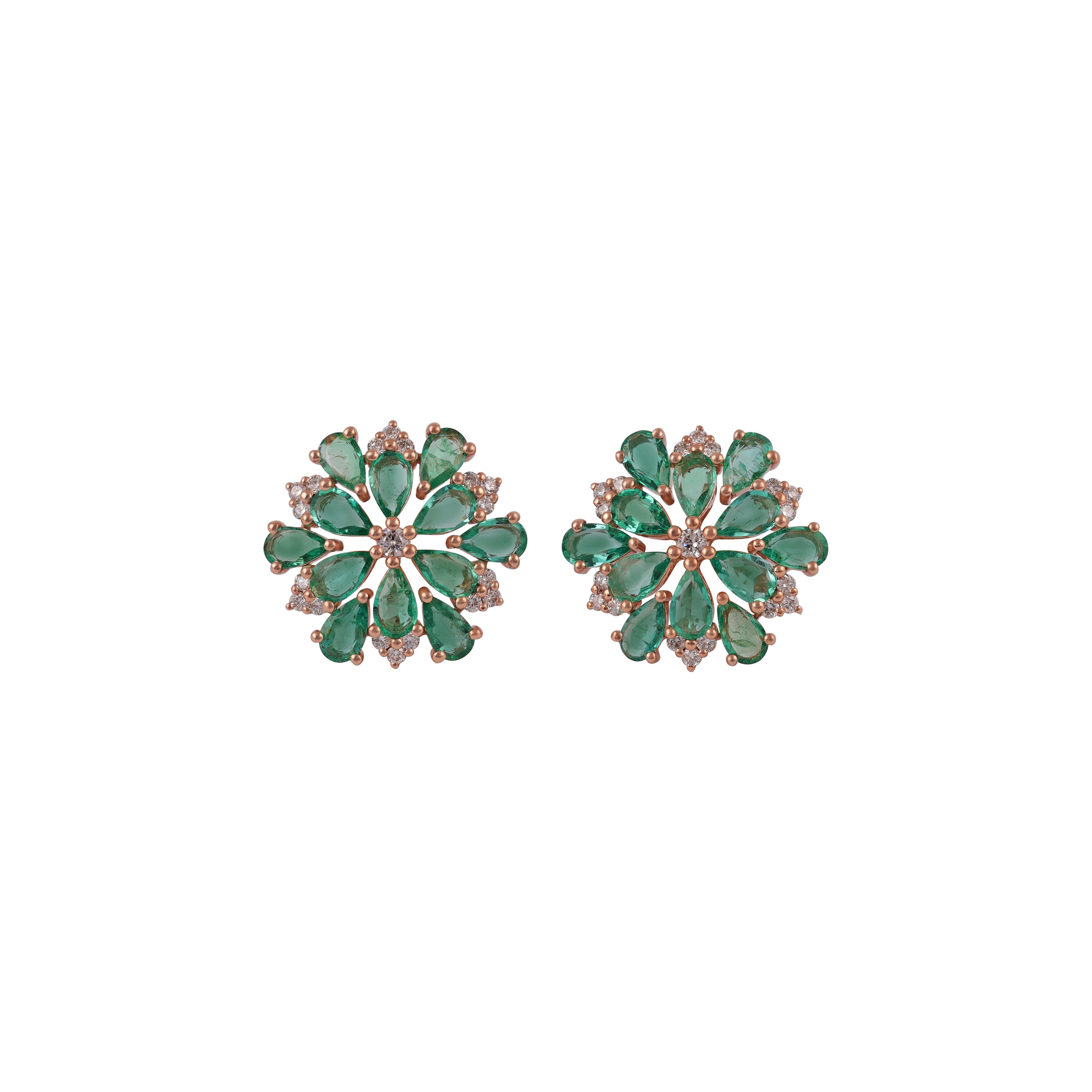 This is an elegant Stud earring pair with emerald & diamonds feature 24 pieces  emeralds weight 2.76carats, 38 pieces of  diamonds weight 0.42 carat , these earrings entirely made in 18K Rose gold weight 4.87 grams.