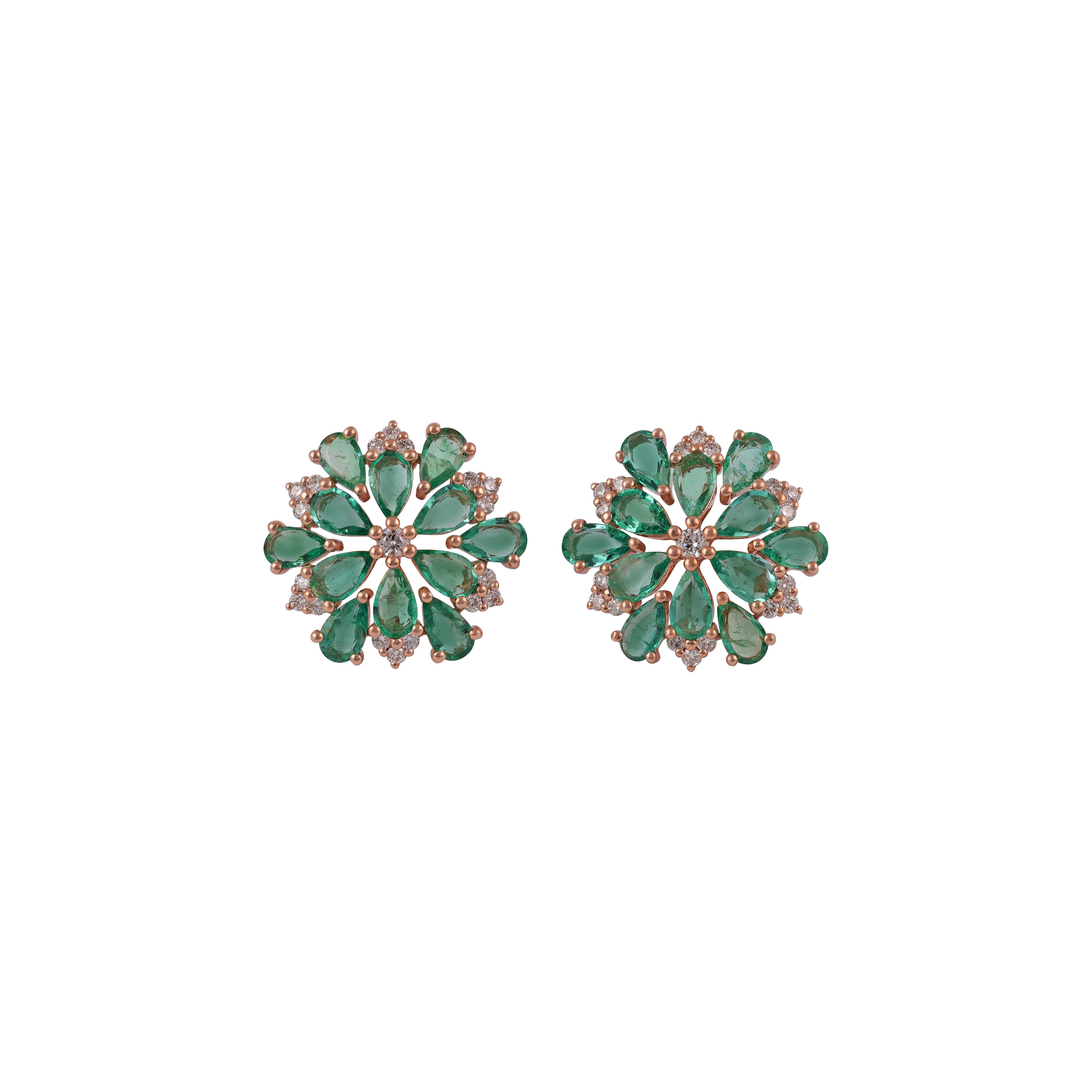 Si tratta di un'elegante coppia di orecchini con smeraldo e diamanti con 24 pezzi  smeraldi del peso di 2,76 carati, 38 pezzi di  I diamanti pesano 0,42 carati, questi orecchini interamente realizzati in oro rosa 18 carati pesano 4,87 grammi.