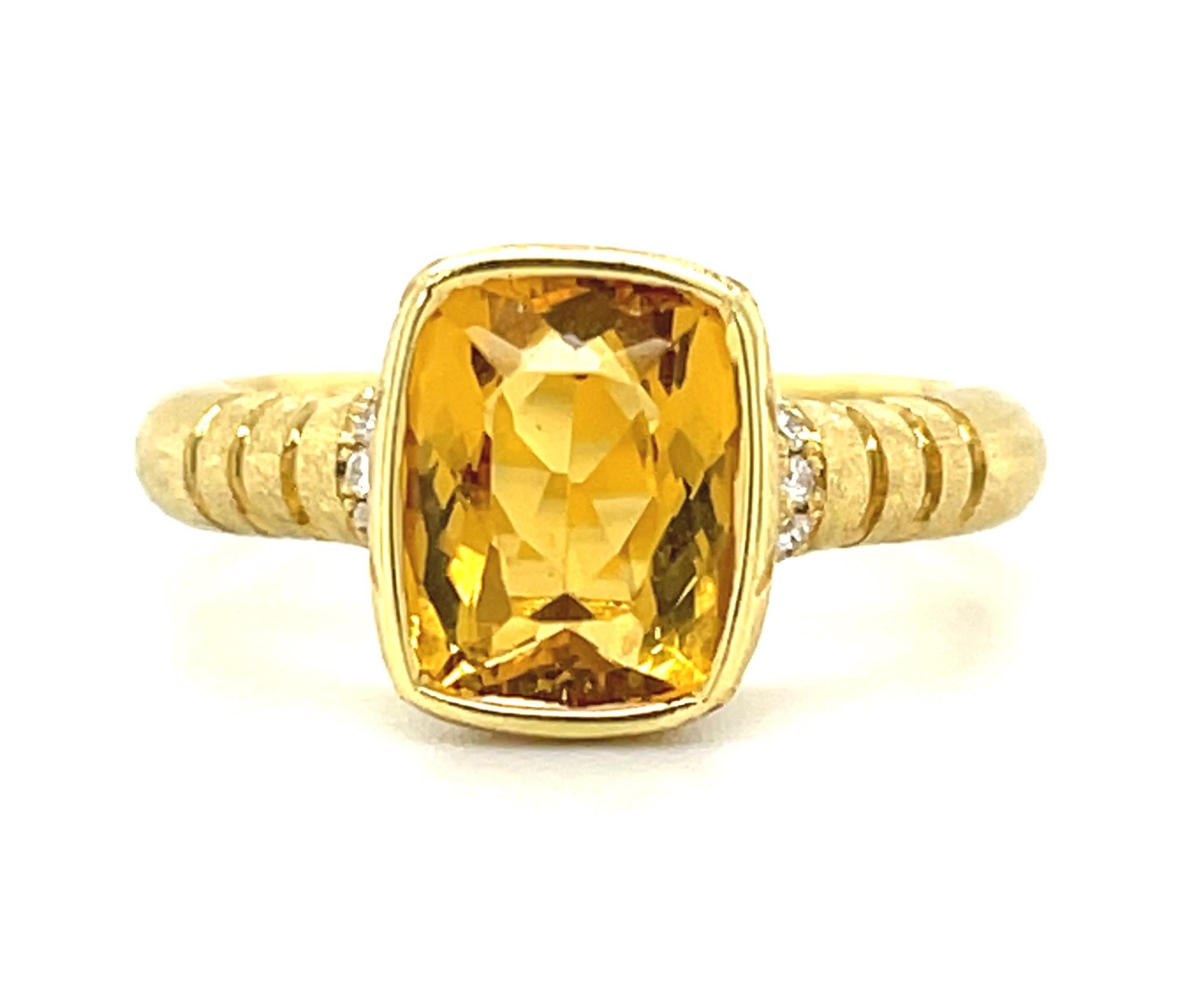 Women's or Men's  Golden Beryl and Diamond Ring in 18k Yellow Gold, 2.76 Carats For Sale