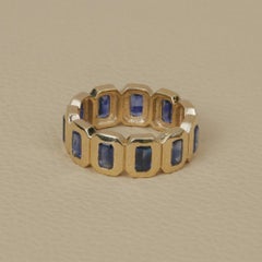 Anello con castone in oro giallo massiccio da 2,76 carati con zaffiro blu per l'eternità
