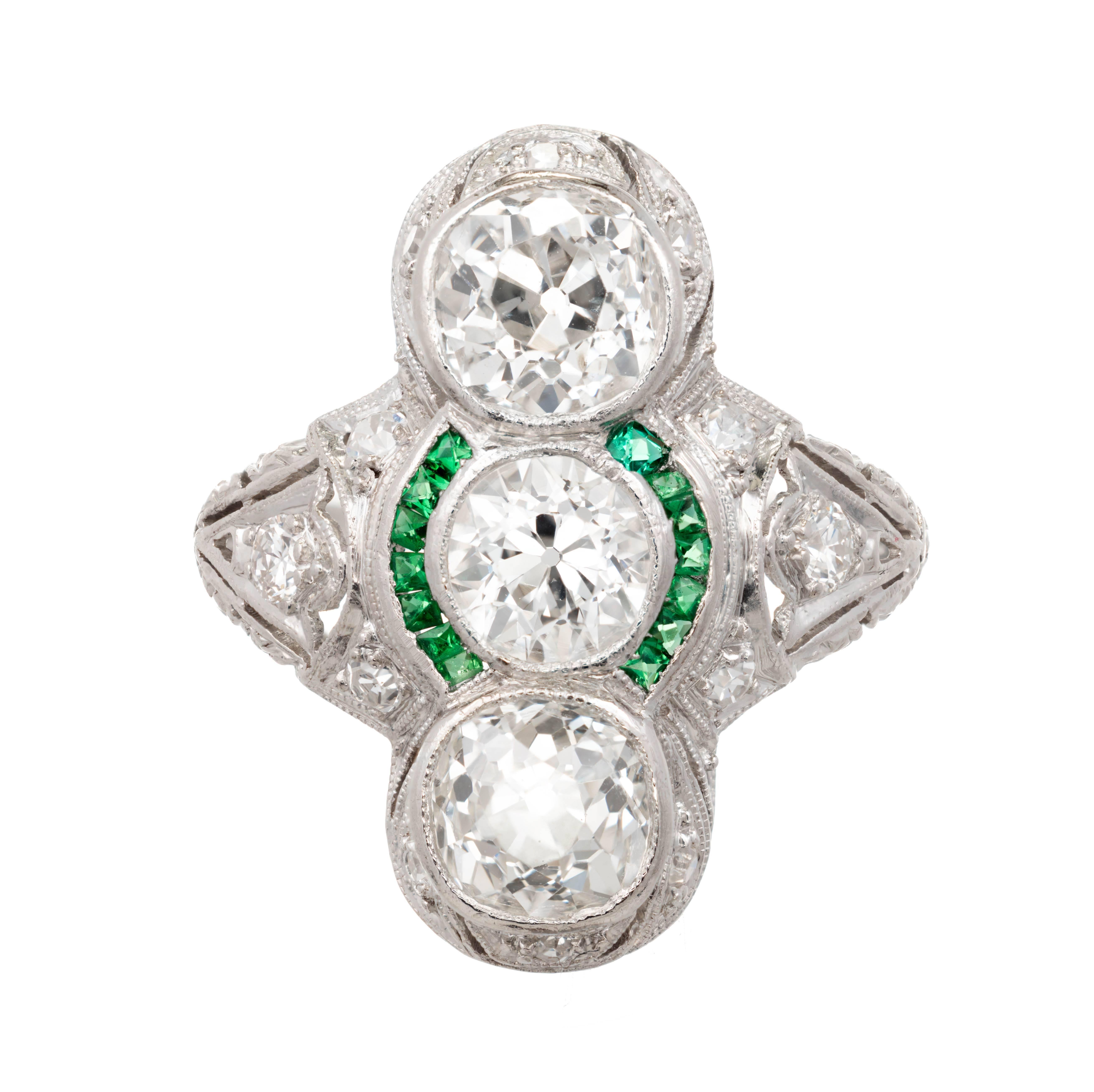 2,76 Diamant Smaragd Drei-Stein Art Deco Platin Cocktail Ring im Angebot