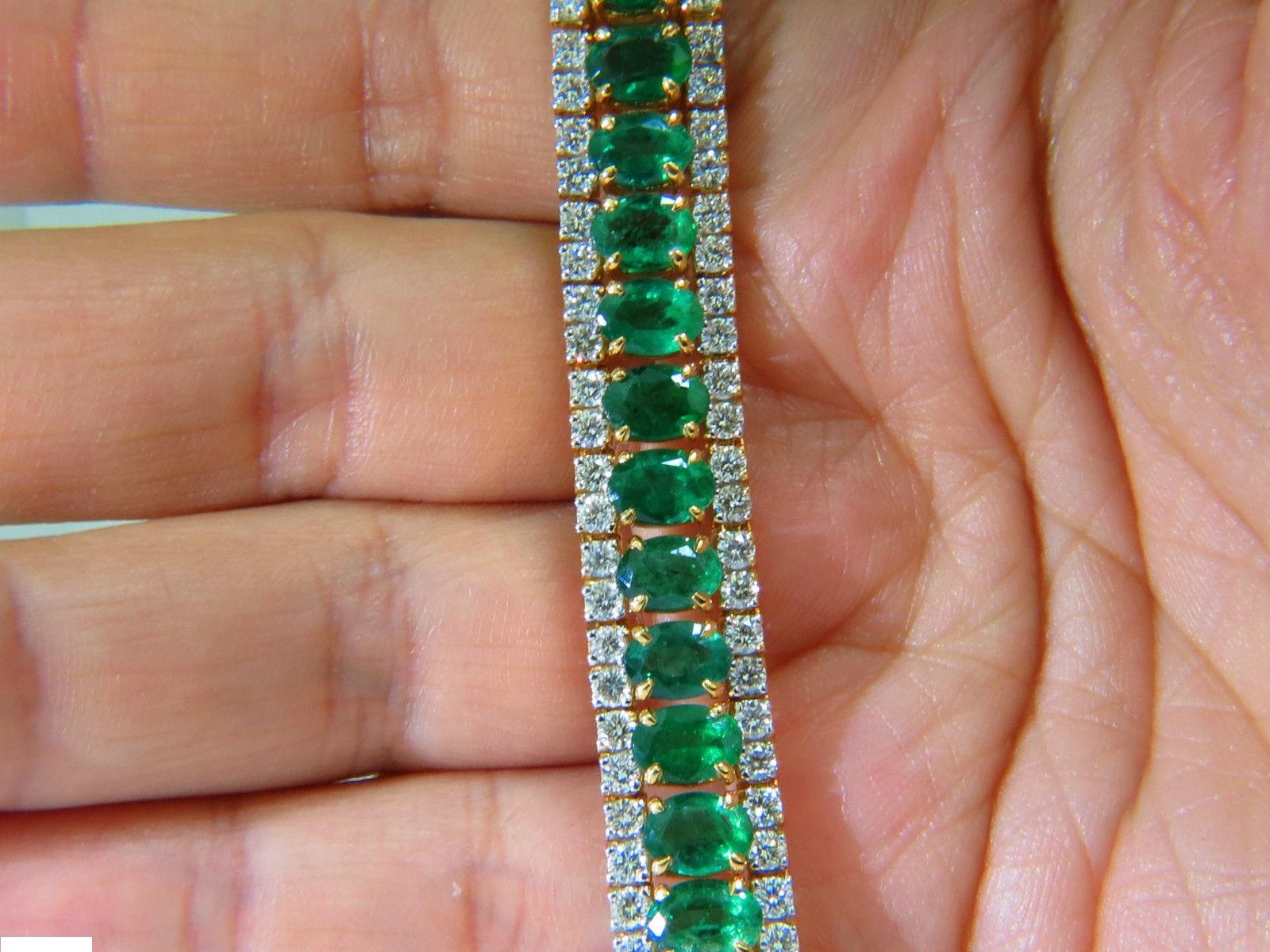 27.65 Carat Natural Vivid Green Emerald Diamond Bracelet F/VS 14 Karat Multirow For Sale 4