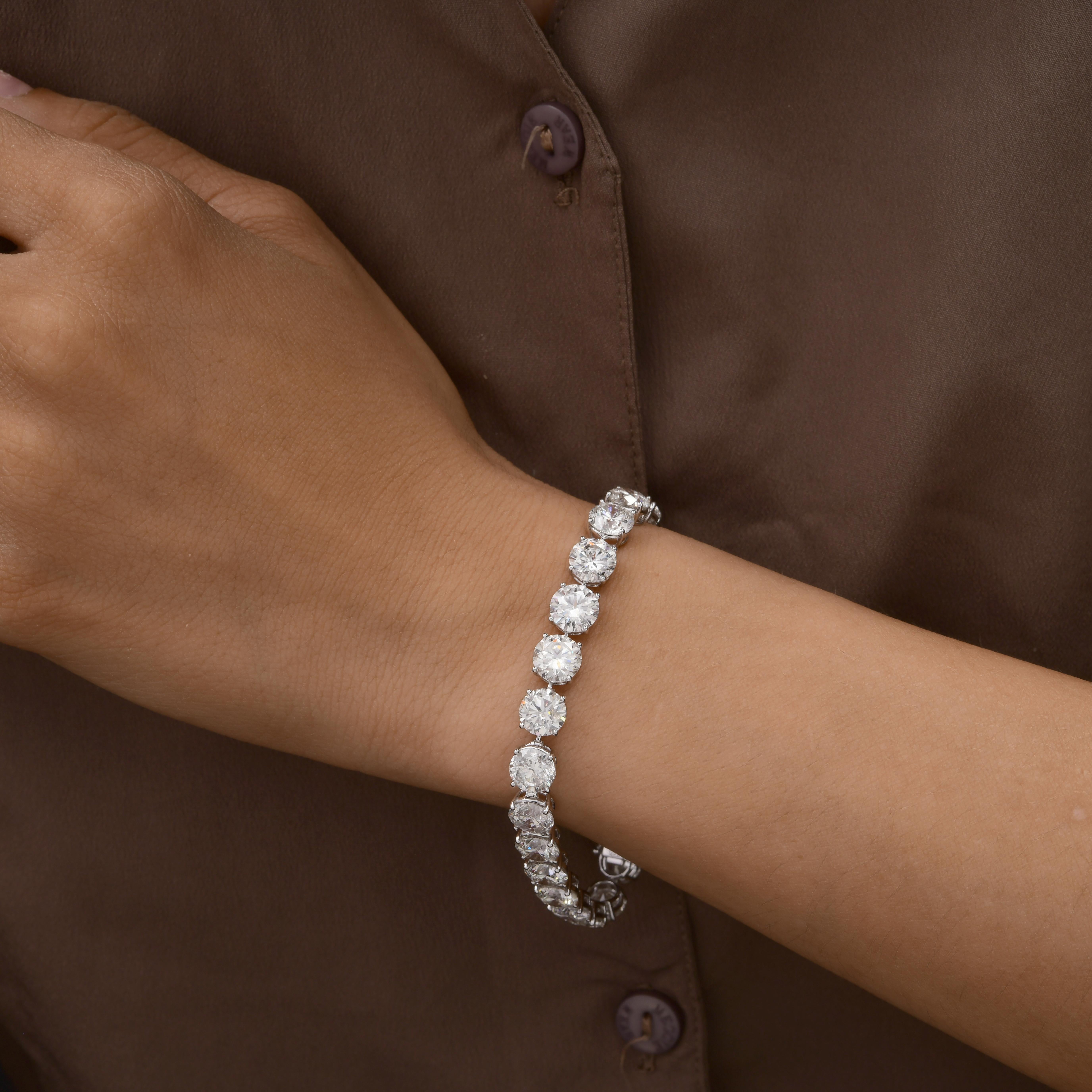 Fundido en oro de 18 quilates, este exquisito brazalete está engastado con 27,66 quilates de brillantes diamantes.

SIGUE LA TIENDA DE SPECTRUM JEWELS para ver la última colección y piezas exclusivas. Spectrum Jewels se enorgullece de ser uno de los