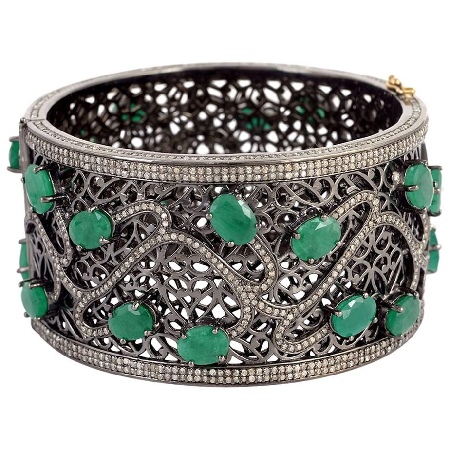 27.67ct Oval Shaped Emerald Cuff With Diamonds Made In 14k Gold & Silver For Sale