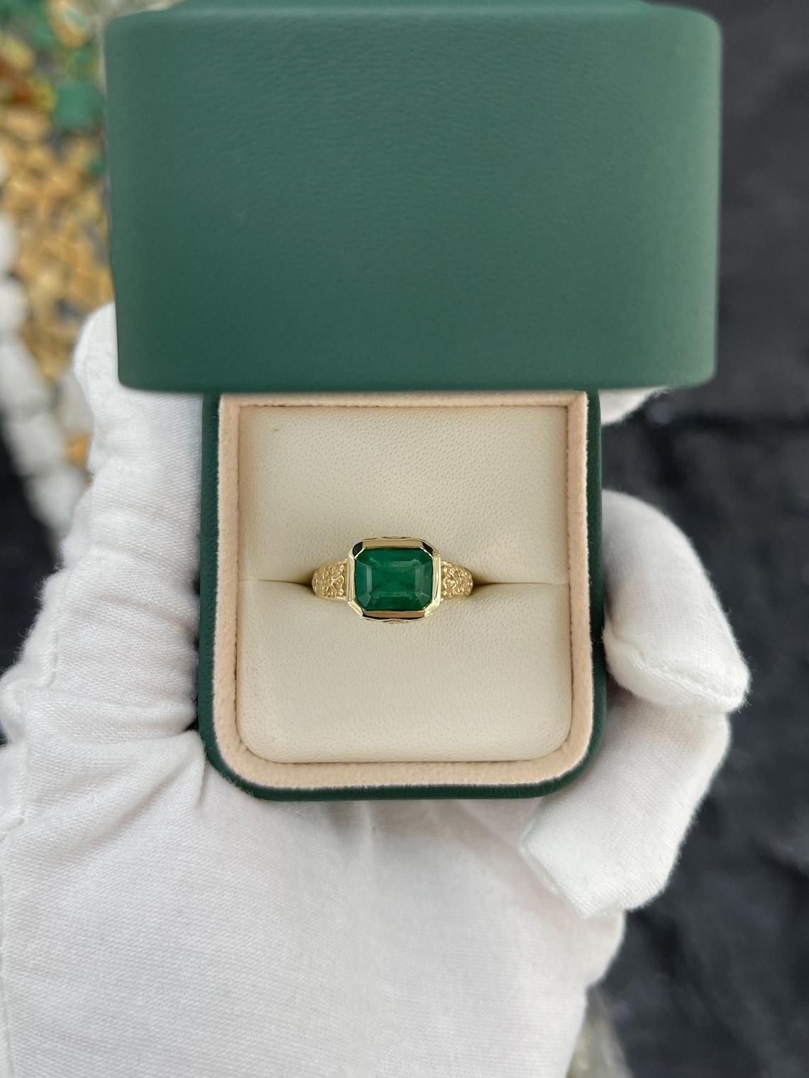 Vittoriano Anello con smeraldo floreale da est a ovest di 2,76 carati in oro verde brillante in vendita