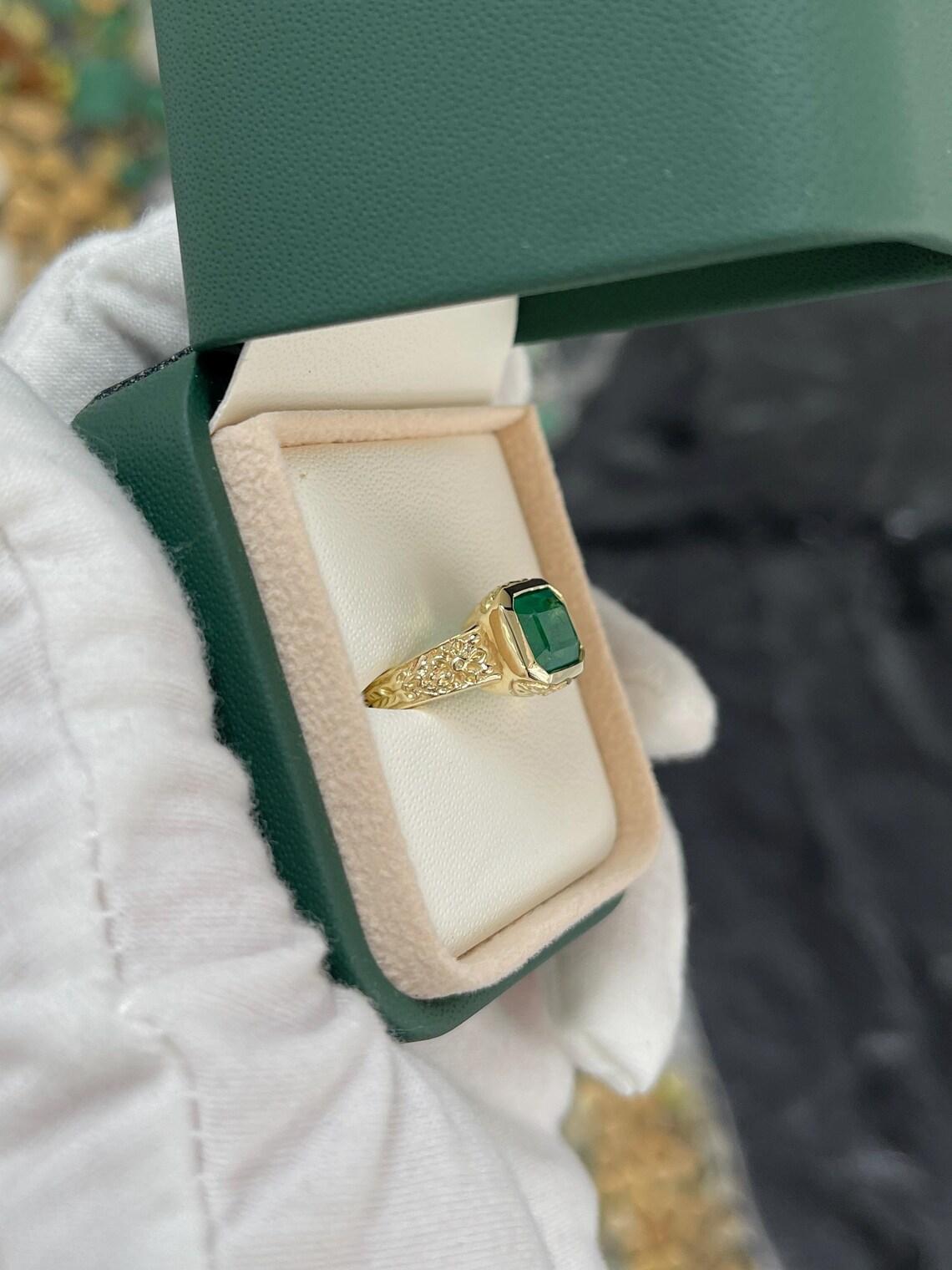 Taglio smeraldo Anello con smeraldo floreale da est a ovest di 2,76 carati in oro verde brillante in vendita