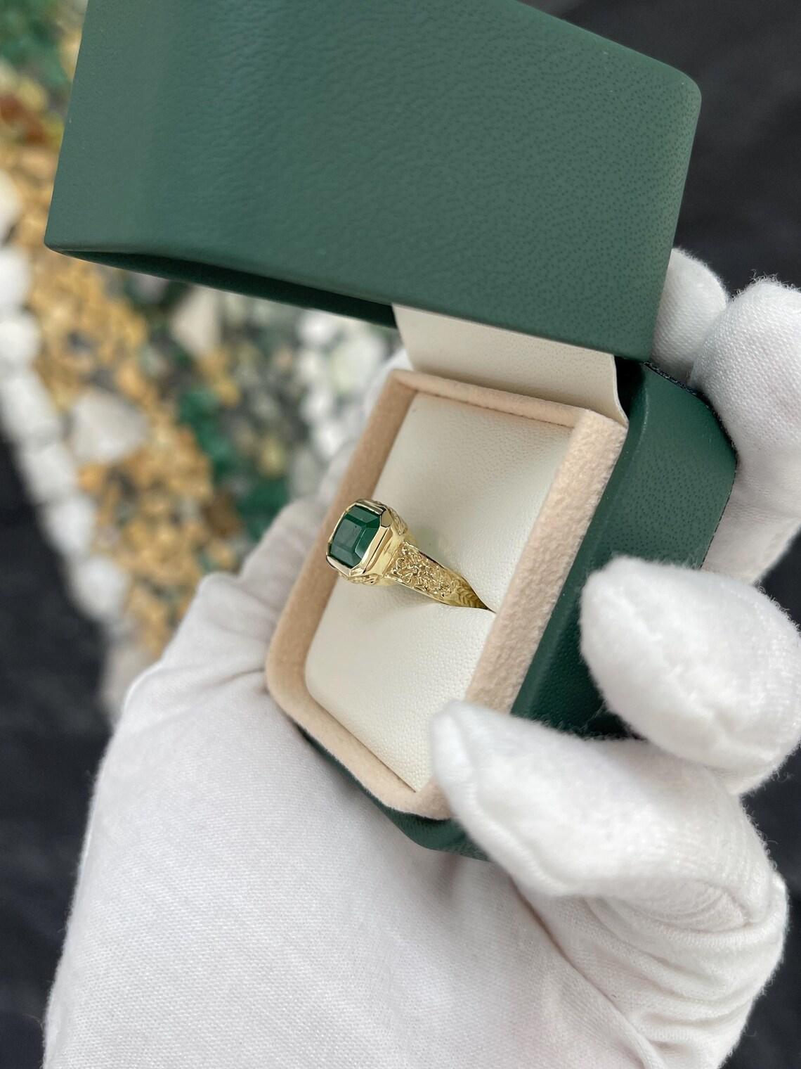 Anello con smeraldo floreale da est a ovest di 2,76 carati in oro verde brillante In condizioni Nuovo in vendita a Jupiter, FL