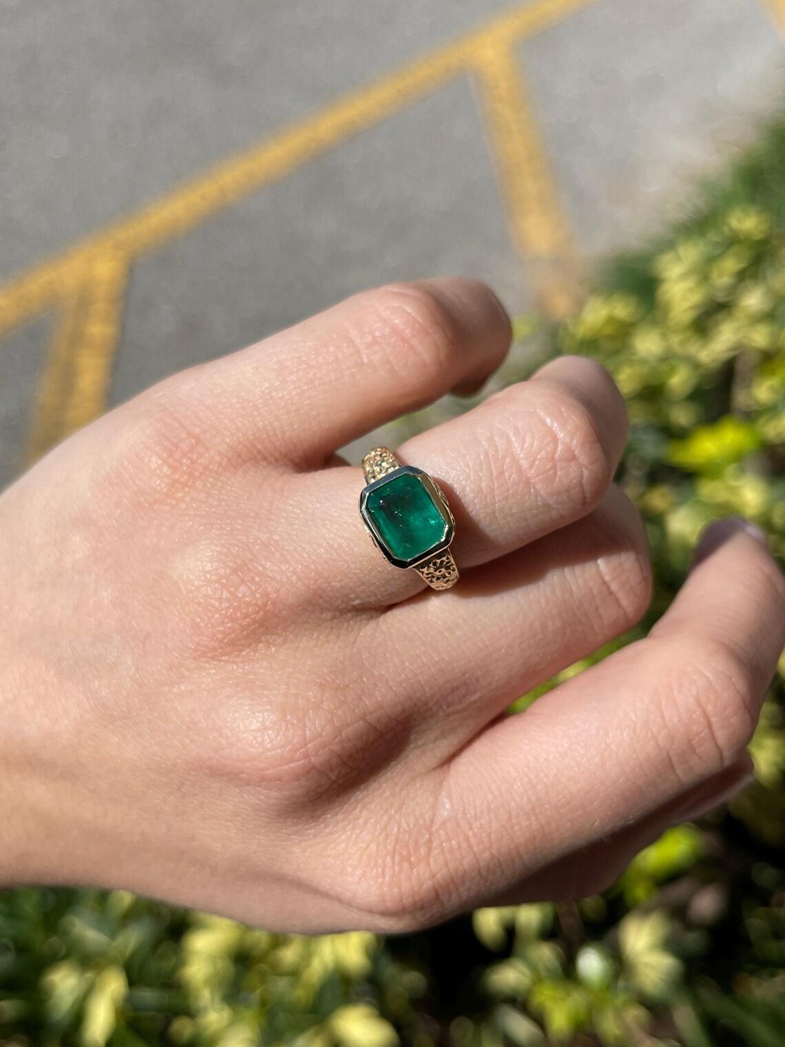 Donna Anello con smeraldo floreale da est a ovest di 2,76 carati in oro verde brillante in vendita