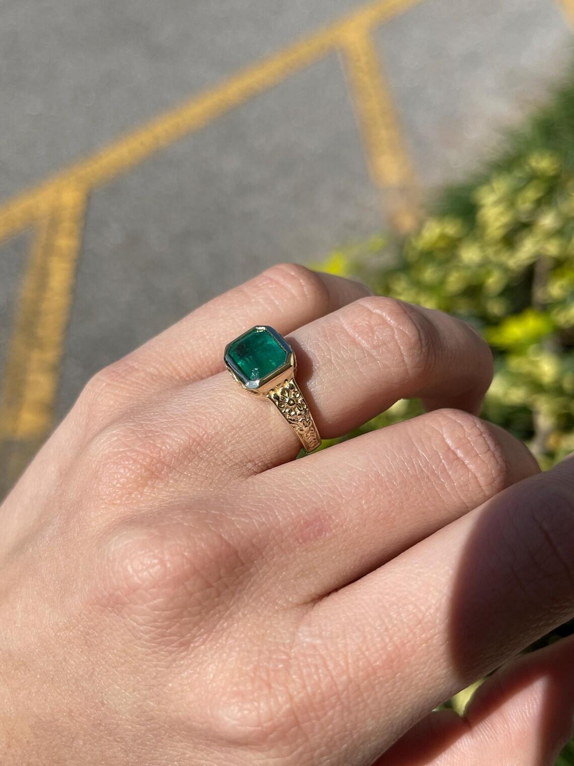 Anello con smeraldo floreale da est a ovest di 2,76 carati in oro verde brillante in vendita 1