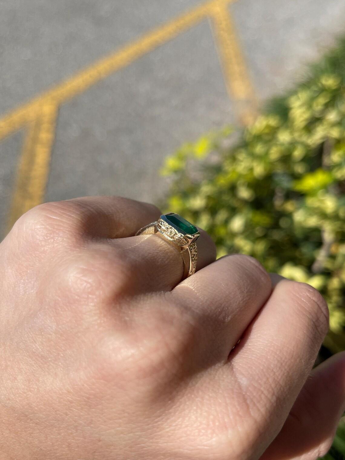 Anello con smeraldo floreale da est a ovest di 2,76 carati in oro verde brillante in vendita 2