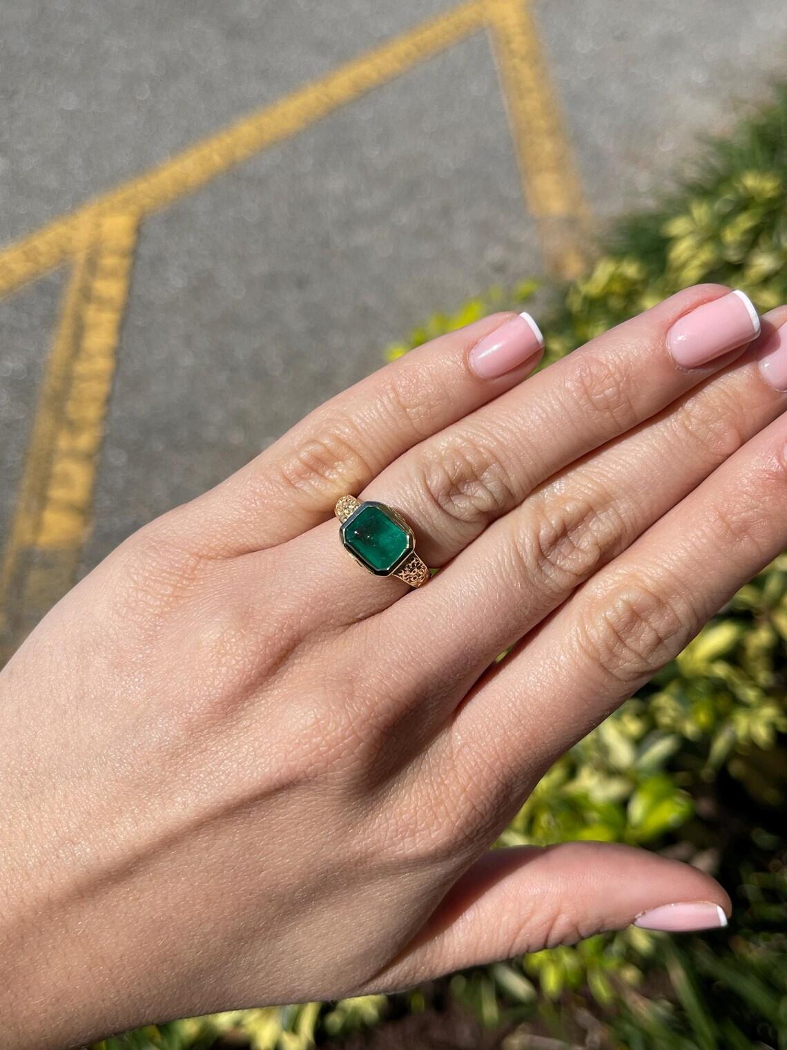 Anello con smeraldo floreale da est a ovest di 2,76 carati in oro verde brillante in vendita 3