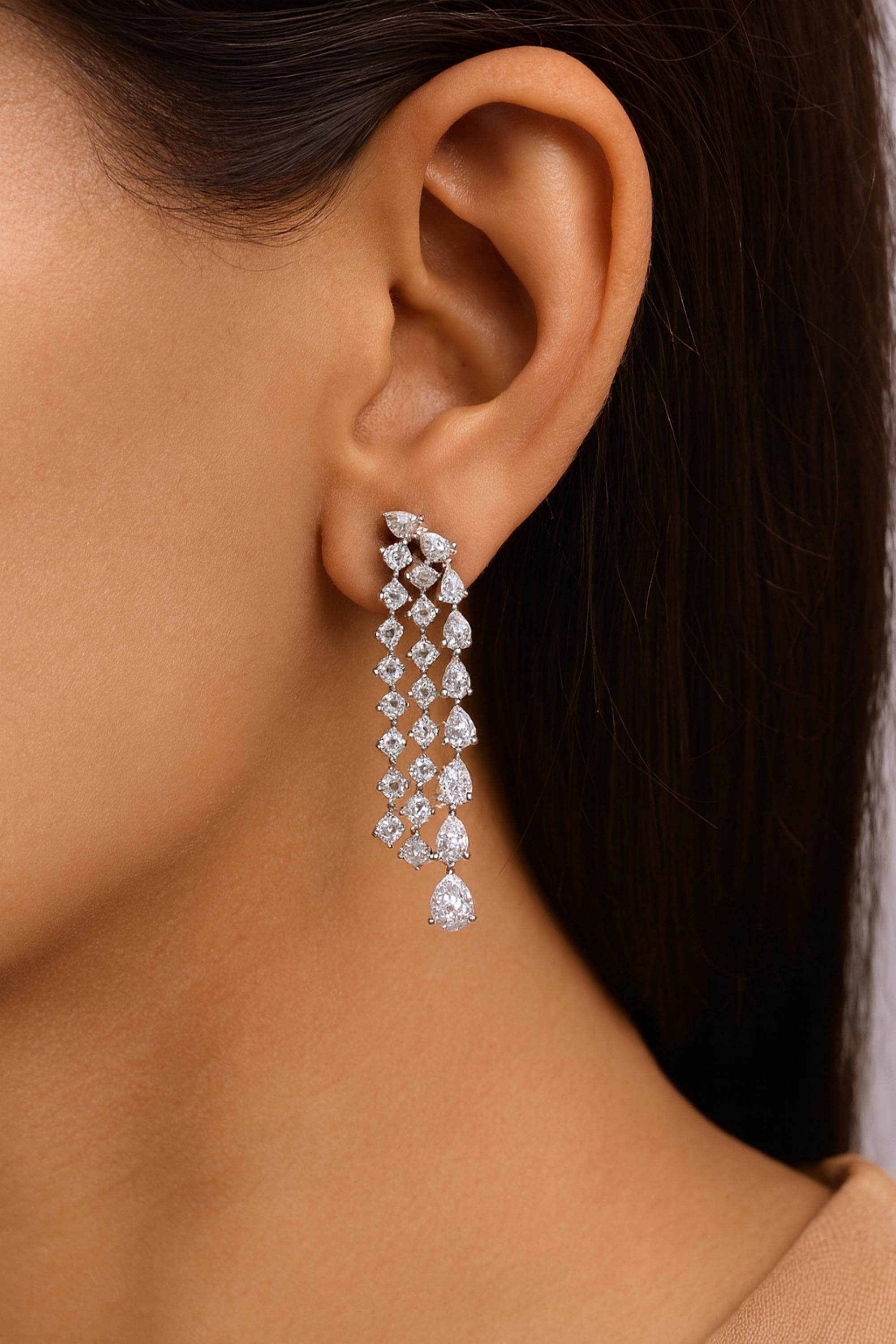 Orecchini a goccia con diamante naturale da 2,76 carati SI/H Oro bianco 14k Gioielli di pregio
Questi orecchini presentano un mix di diamanti tondi e brillanti con taglio a pera, tutti di provenienza etica e selezionati per l'eccezionale chiarezza e