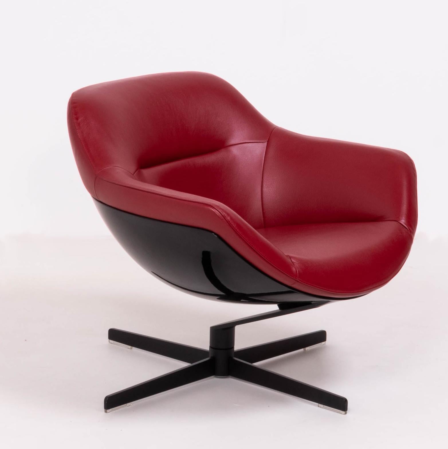 Designed by Jean-Marie Massaud for Cassina in 2005, the 277 Auckland chair is a modern reinterpretation of the timeless lounge chair.

The glossy black fibreglass shell-shaped structure, contrasts perfectly with the deep red leather upholstery and