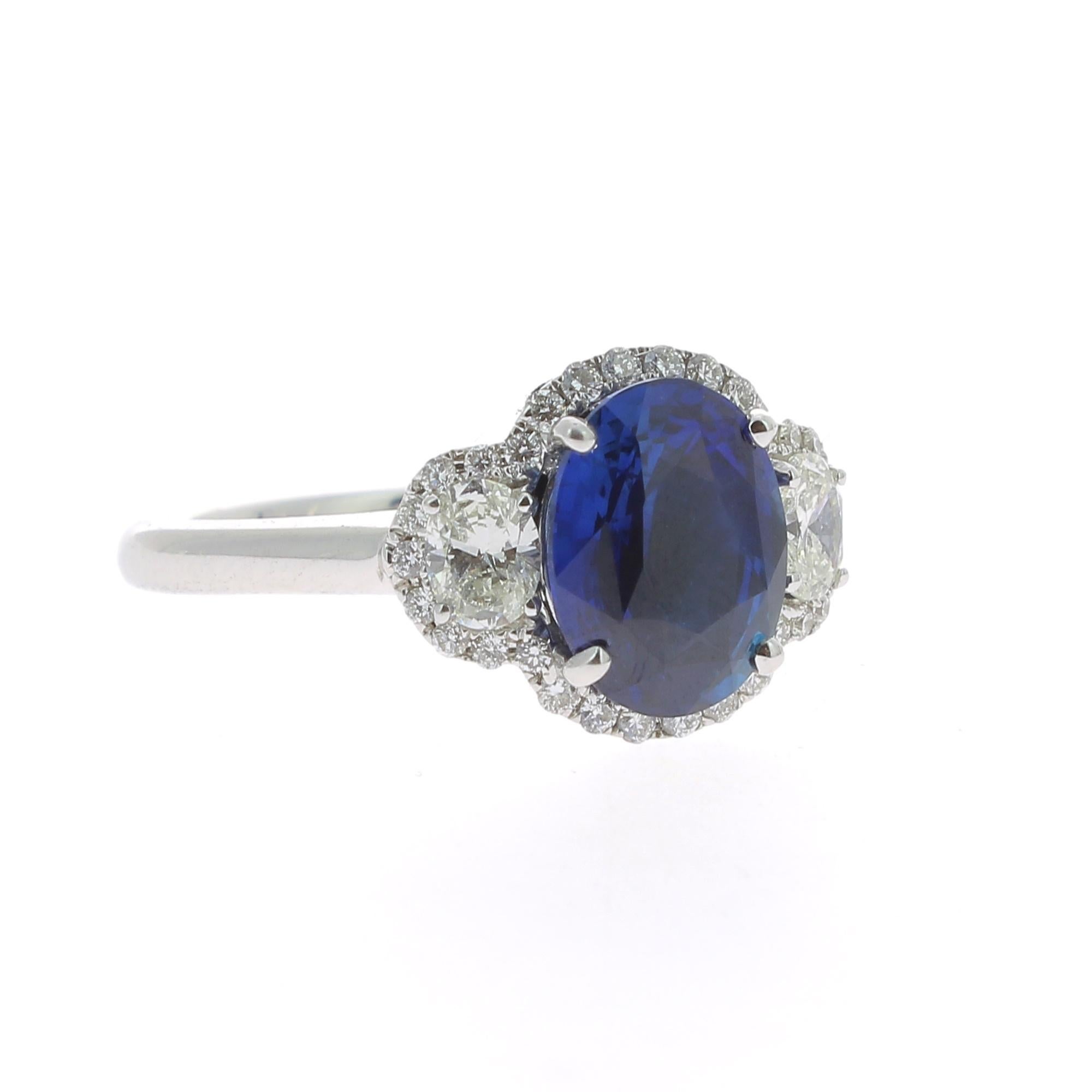 Contemporary 2.77 Carat Blue Sapphire Cocktail Ring Set with Oval and Round White Diamond 18K For Sale
