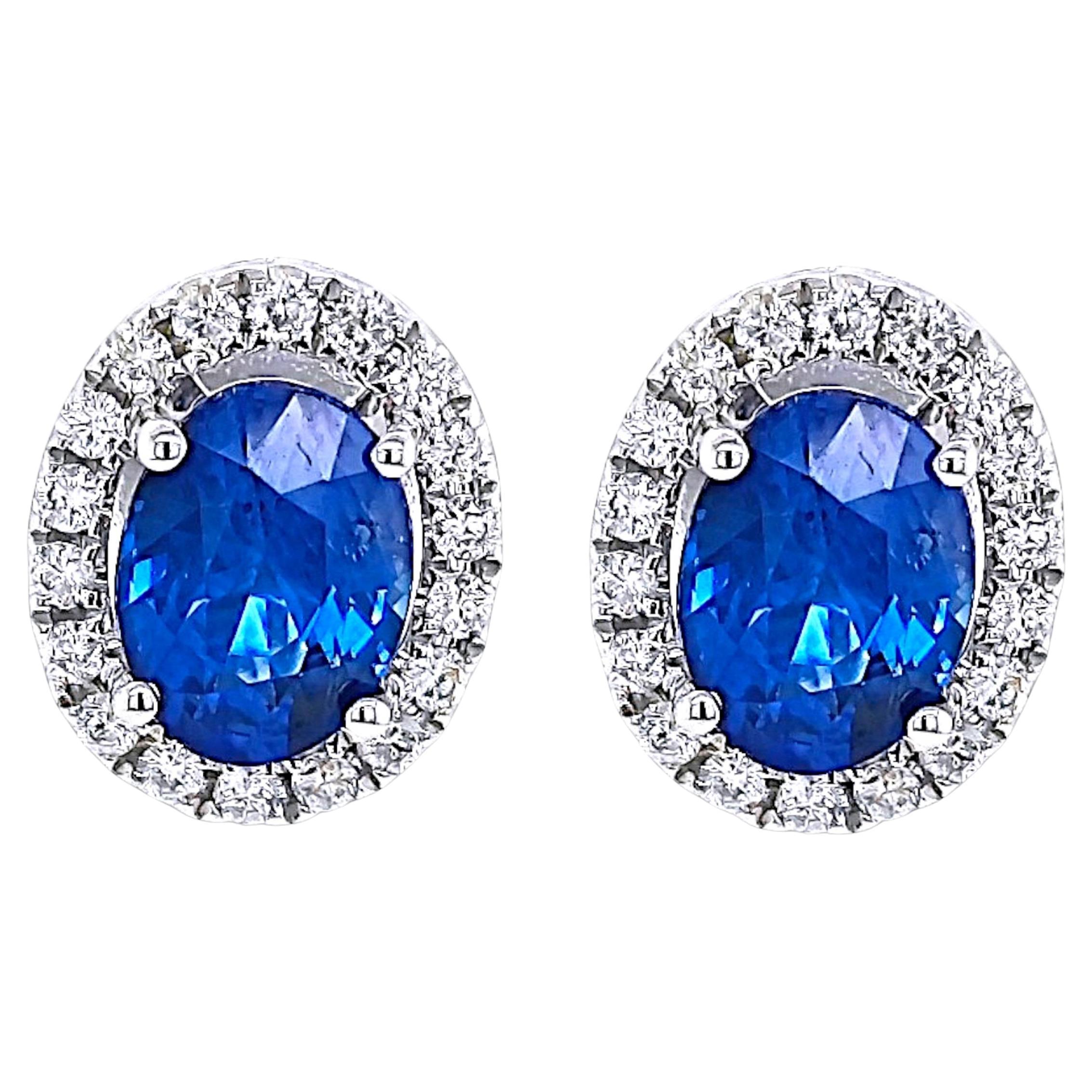 Orecchini in oro bianco con diamanti tondi e zaffiro blu da 2,77 carati