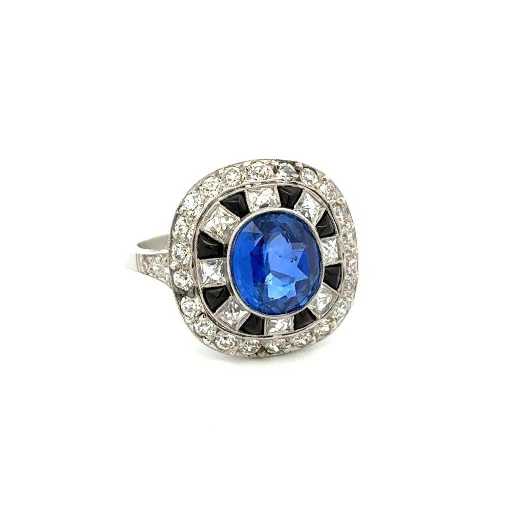 Einfach schön! Fein detaillierte Platin Oval Ceylon Saphir GIA und Diamant Cocktail-Ring. In der Mitte ein sicher eingebetteter 2,77 Karat ovaler Ceylon-Saphir GIA. Umgeben von .62tcw French Cut und .85tcw OEC Diamanten und Onyx. Handgefertigte