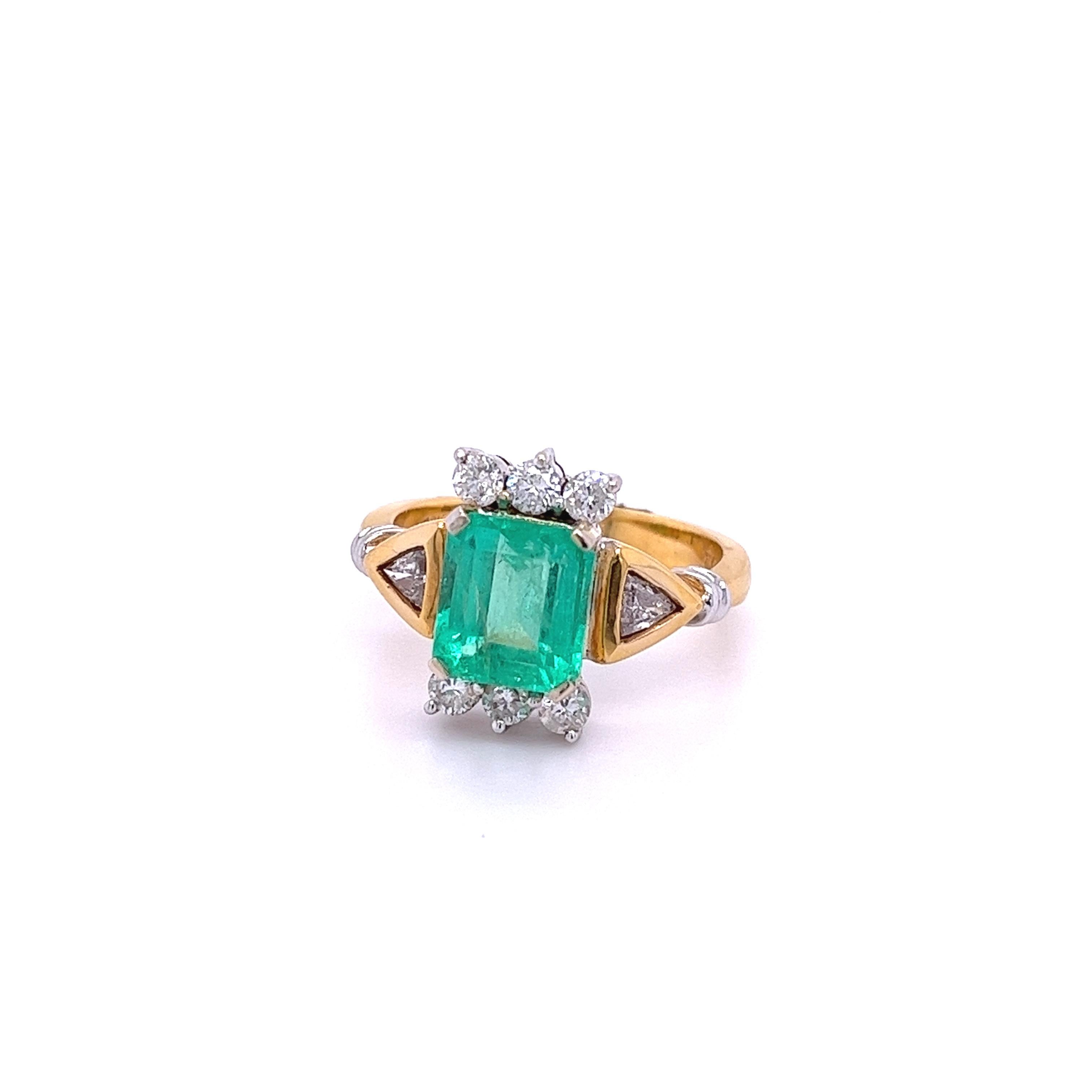 Art Deco 2.77 Carat Colombian Emerald and Trillion Cut Diamonds in 18k Yellow Gold Ring For Sale