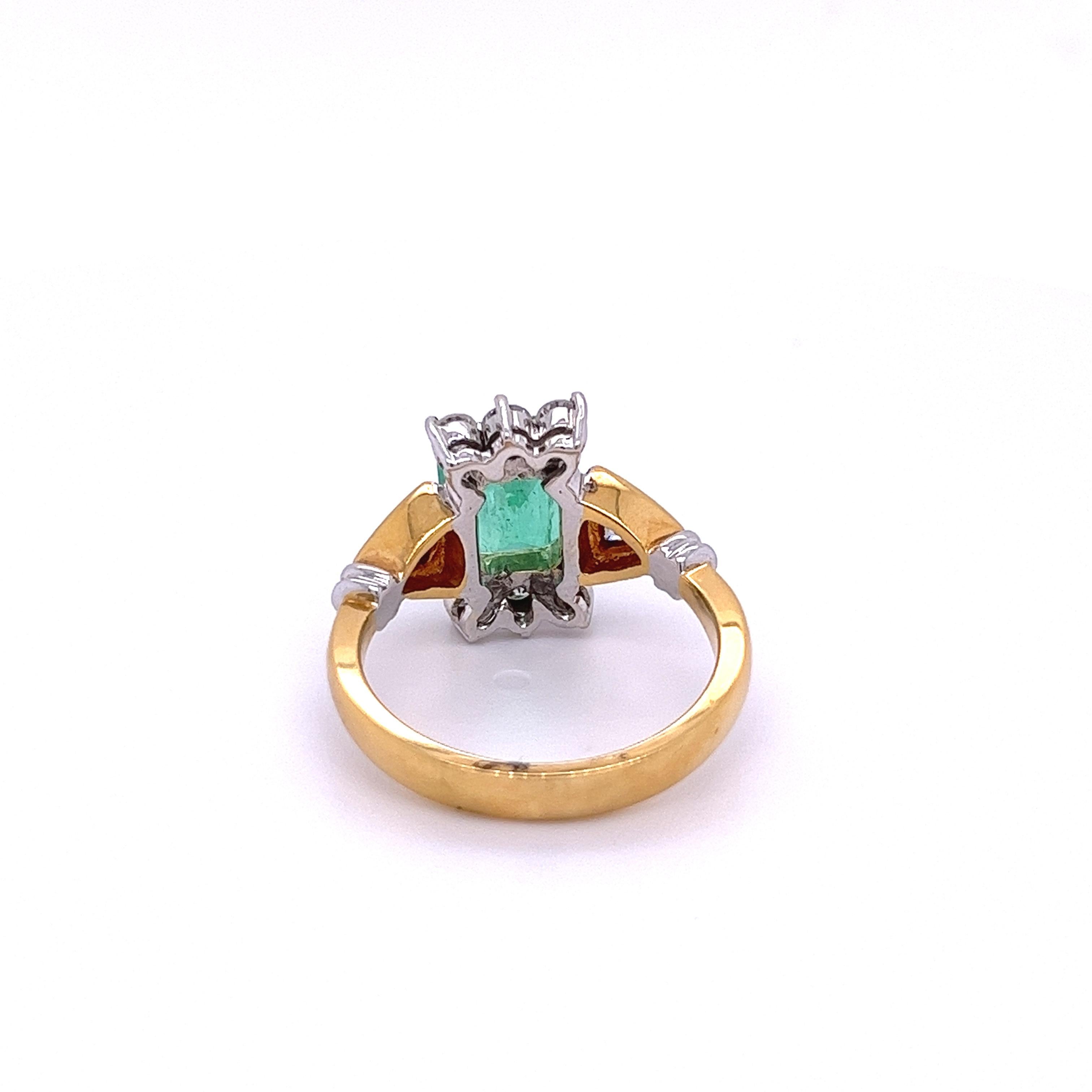 2.77 Carat Colombian Emerald and Trillion Cut Diamonds in 18k Yellow Gold Ring In New Condition For Sale In Miami, FL