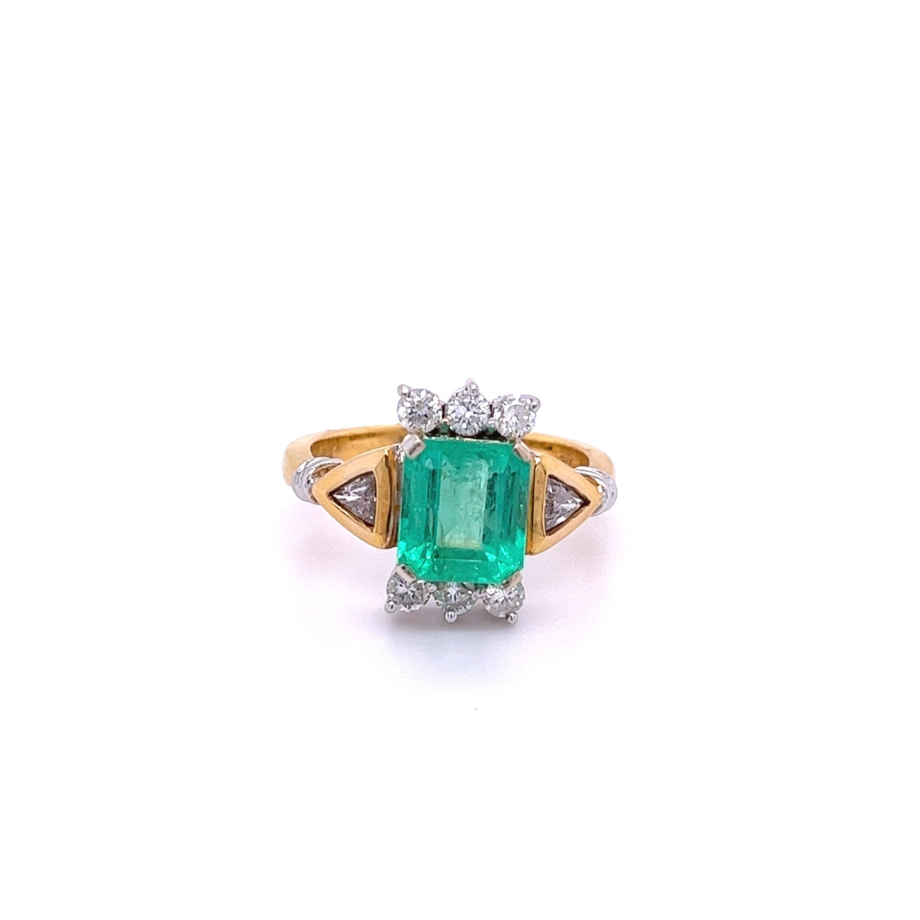 Women's 2.77 Carat Colombian Emerald and Trillion Cut Diamonds in 18k Yellow Gold Ring For Sale