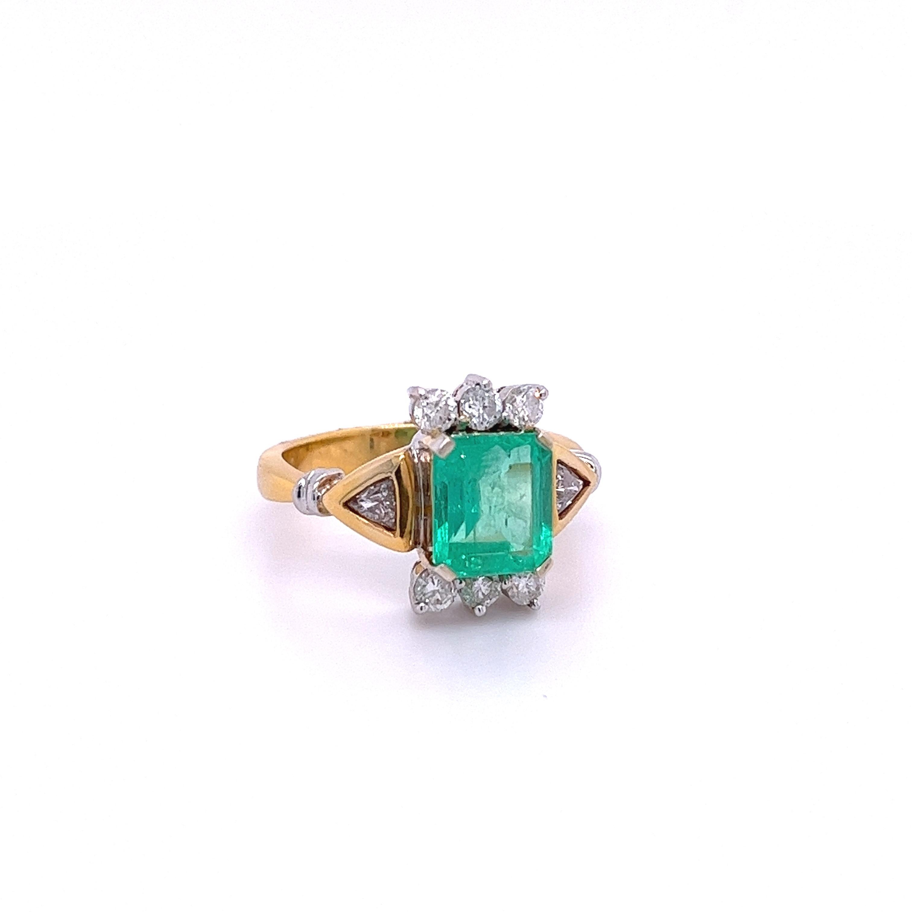 2.77 Carat Colombian Emerald and Trillion Cut Diamonds in 18k Yellow Gold Ring For Sale 1