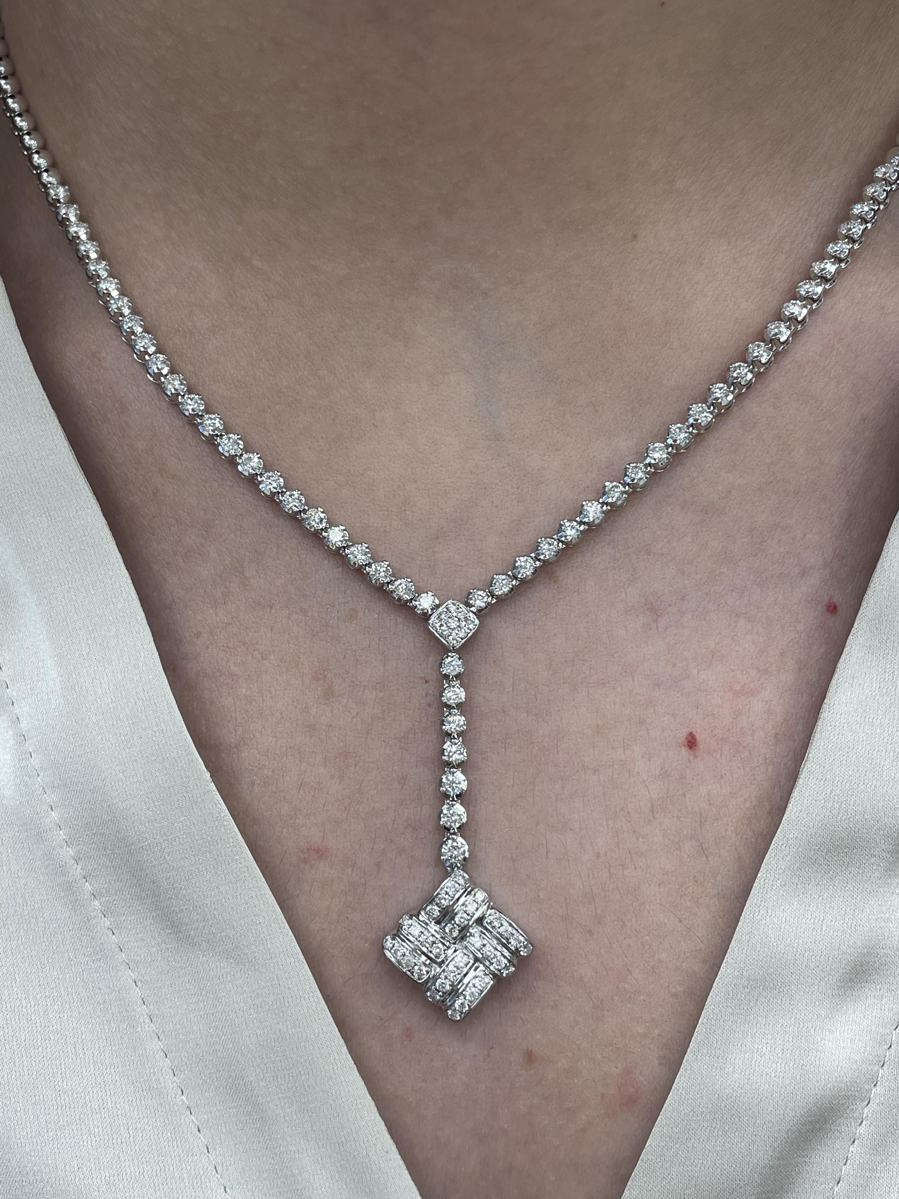 Squisita collana con diamanti a goccia.
*La metà anteriore è con diamanti e quella posteriore no.
94 diamanti tondi brillanti, per un totale di 2,77 carati. Colore D-G e purezza VVS2-SI1. Incastonato in oro bianco 14k, 31,65 grammi e 17 pollici.
Su