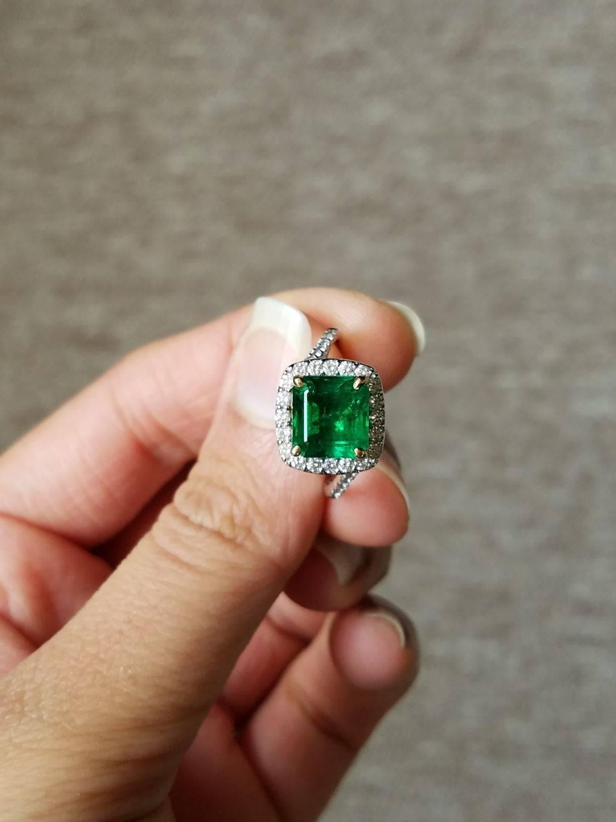  2.77 Carat Emerald and Diamond 18 Karat Gold Cocktail Ring In New Condition In Bangkok, Thailand