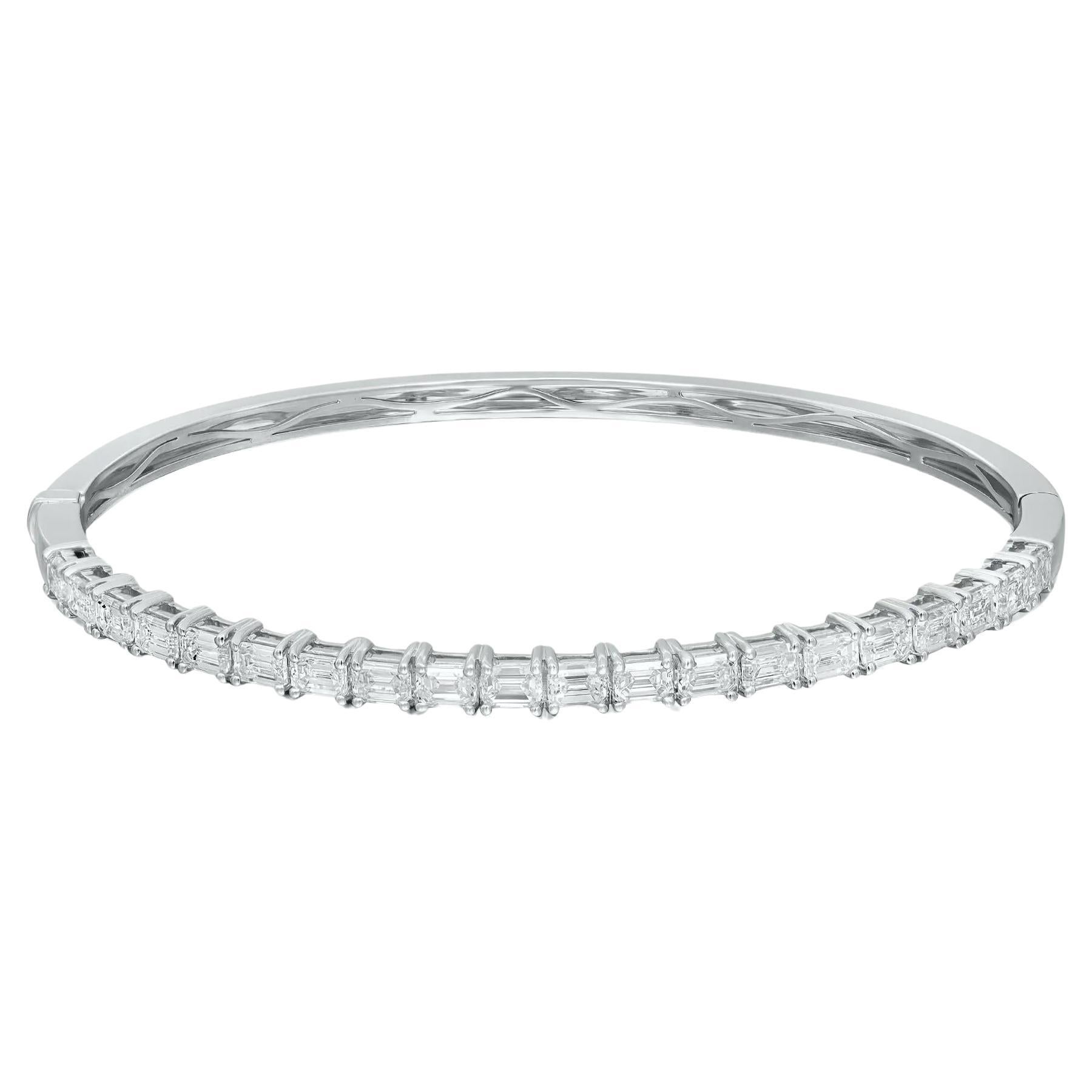 Bracelet jonc en or blanc 18 carats avec diamants taille émeraude de 2,77 carats 