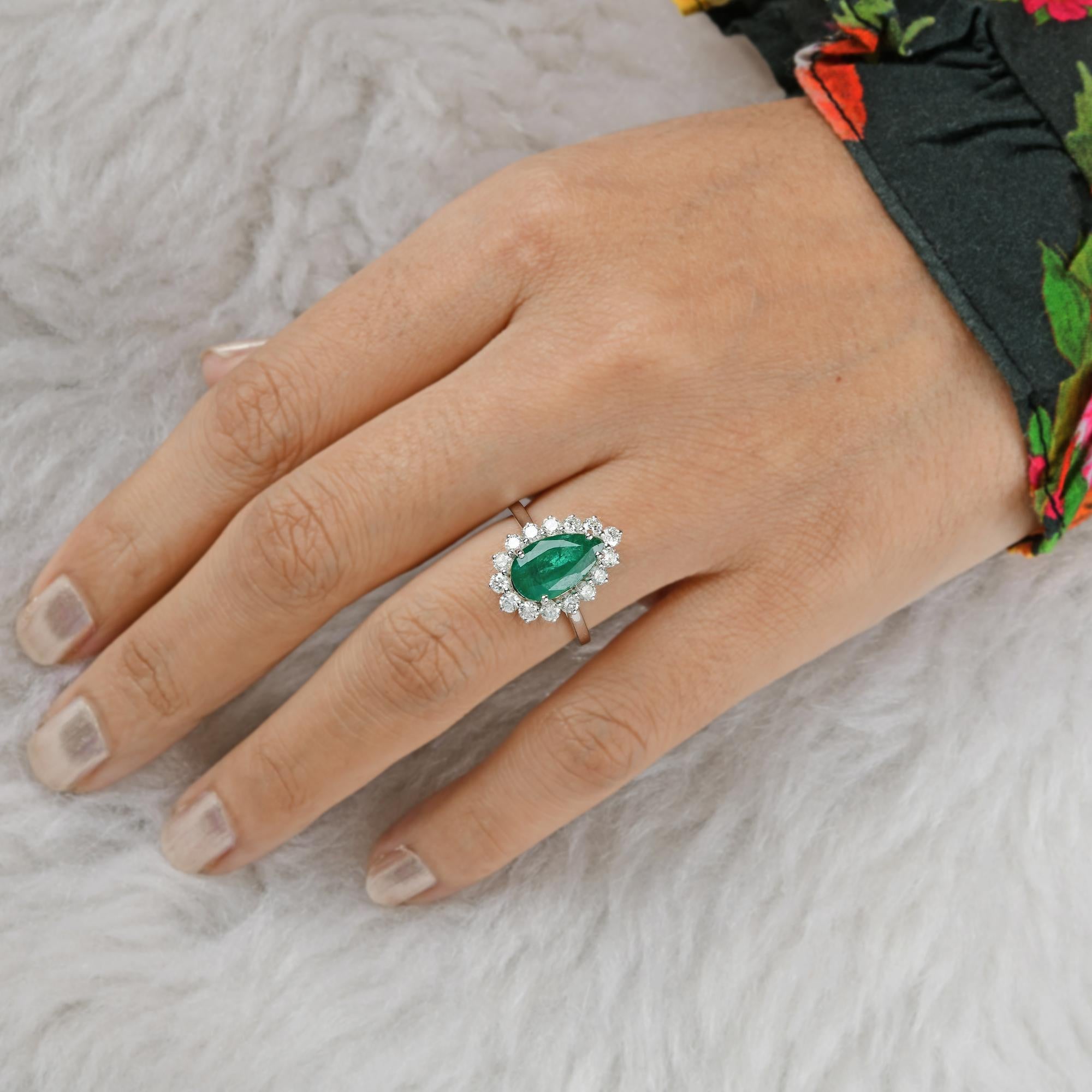 2.77 Carat Emerald Gemstone Cocktail Ring 0.91 Ct. Diamond 14 Karat White Gold In New Condition For Sale In Diera, Dubai