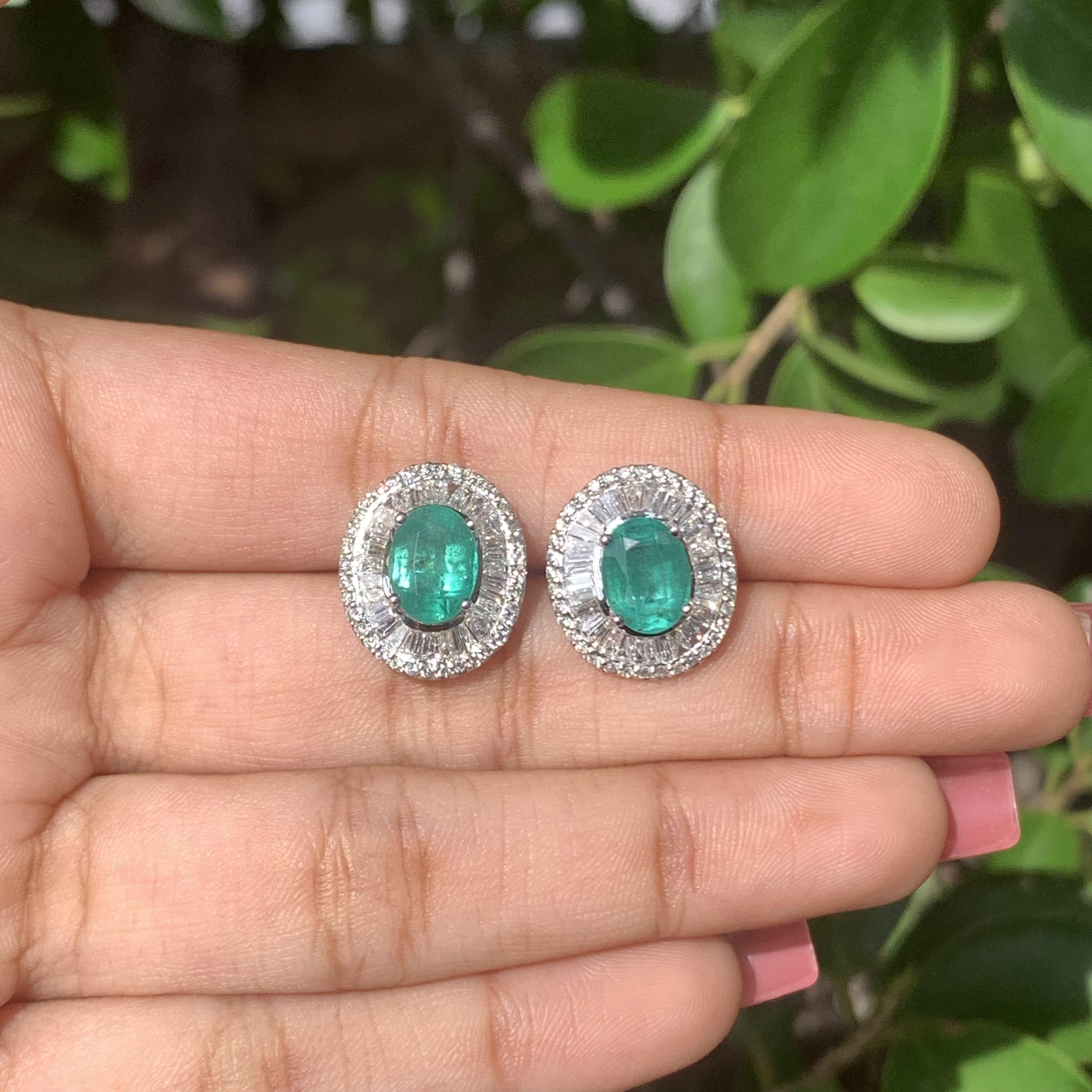 Women's or Men's 2.77 Ct Zambian Emerald & Diamonds studded Statement Stud Earrings in 18K Gold For Sale