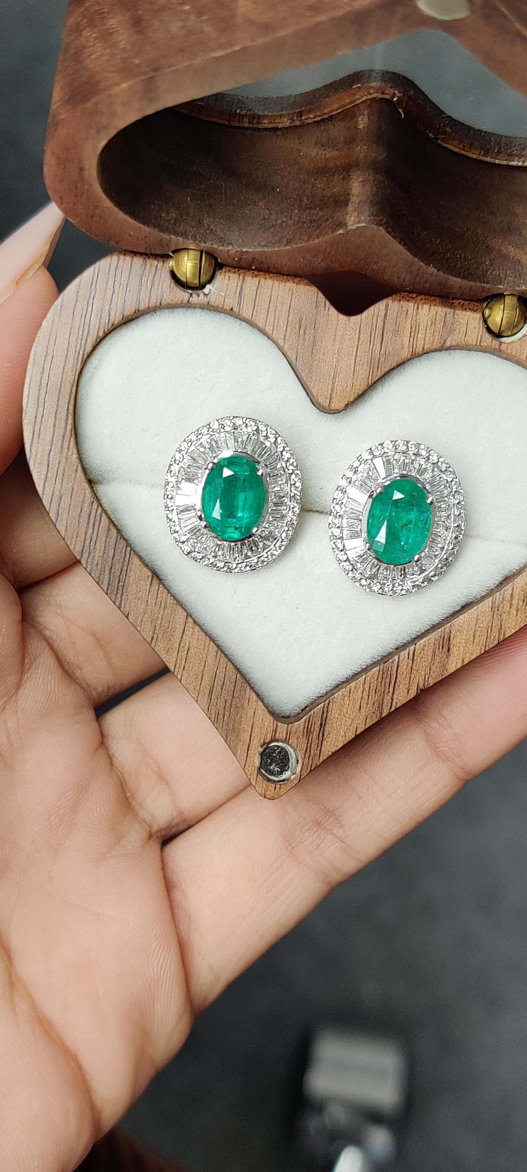 An extremely delightful and classic pair of jewelry featuring these exquisite and elegant, emerald earrings. The emeralds are oval cut and weigh a total of 2.77 Carat.

The emeralds have a precious, vivid green color and originate from Zambia.