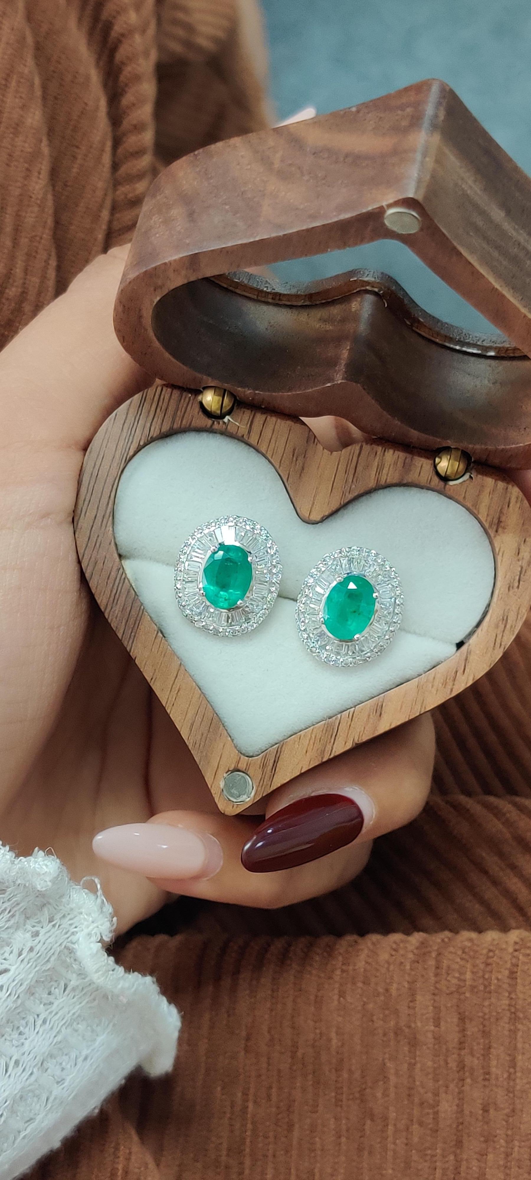 2.77 Ct Zambian Emerald & Diamonds studded Statement Stud Earrings in 18K Gold In New Condition For Sale In Bangkok, TH