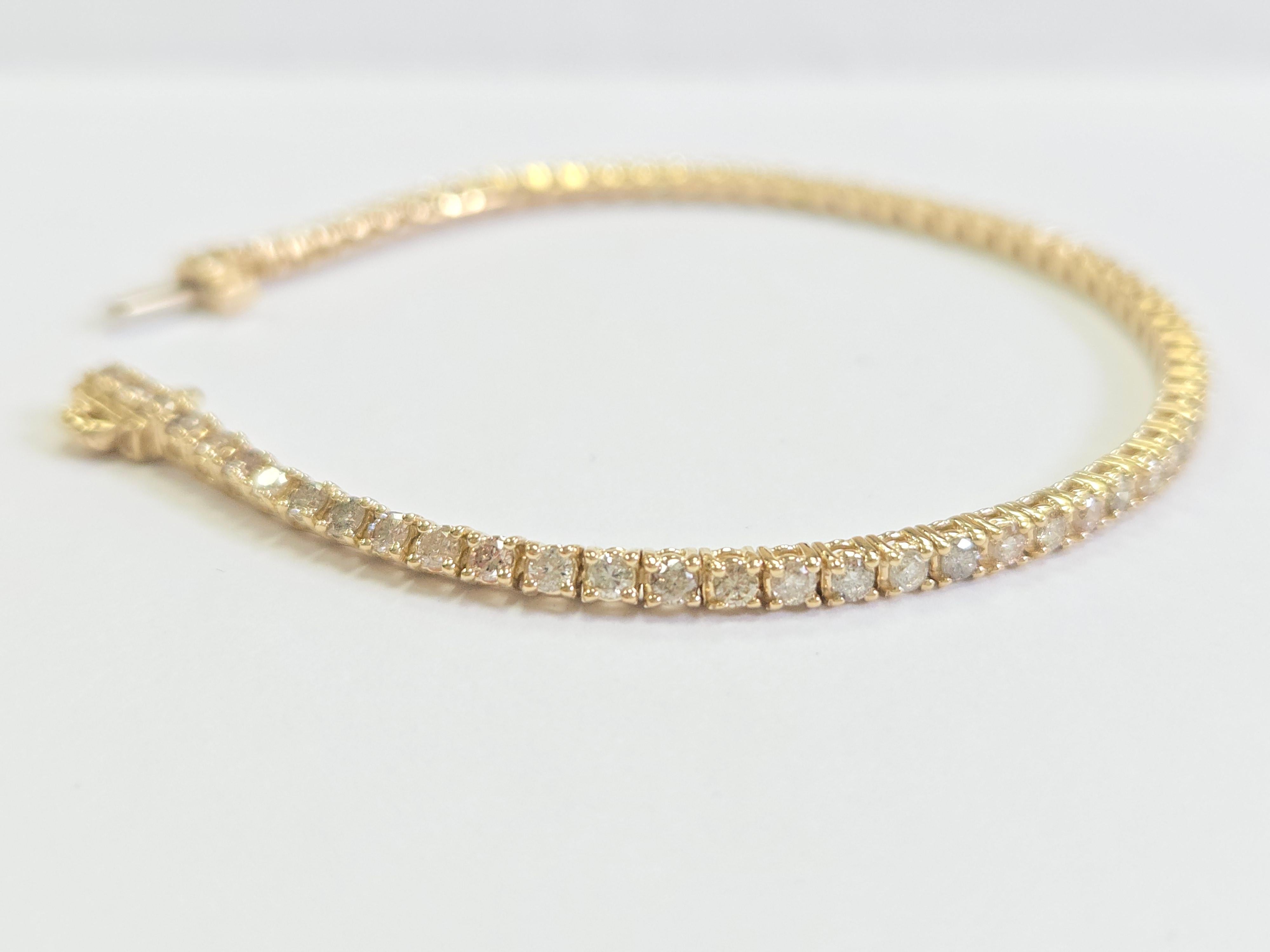Dieses exquisite Tennisarmband zeichnet sich durch runde weiße Diamanten im Brillantschliff aus, die für ihre außergewöhnliche Brillanz und ihr Funkeln bekannt sind. Die Diamanten sind im klassischen Vier-Zacken-Stil gefasst und sorgfältig