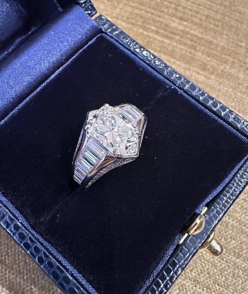 Moderne Bague avec diamant taille radiant de 2,77 carats et anneau baguette en platine en vente