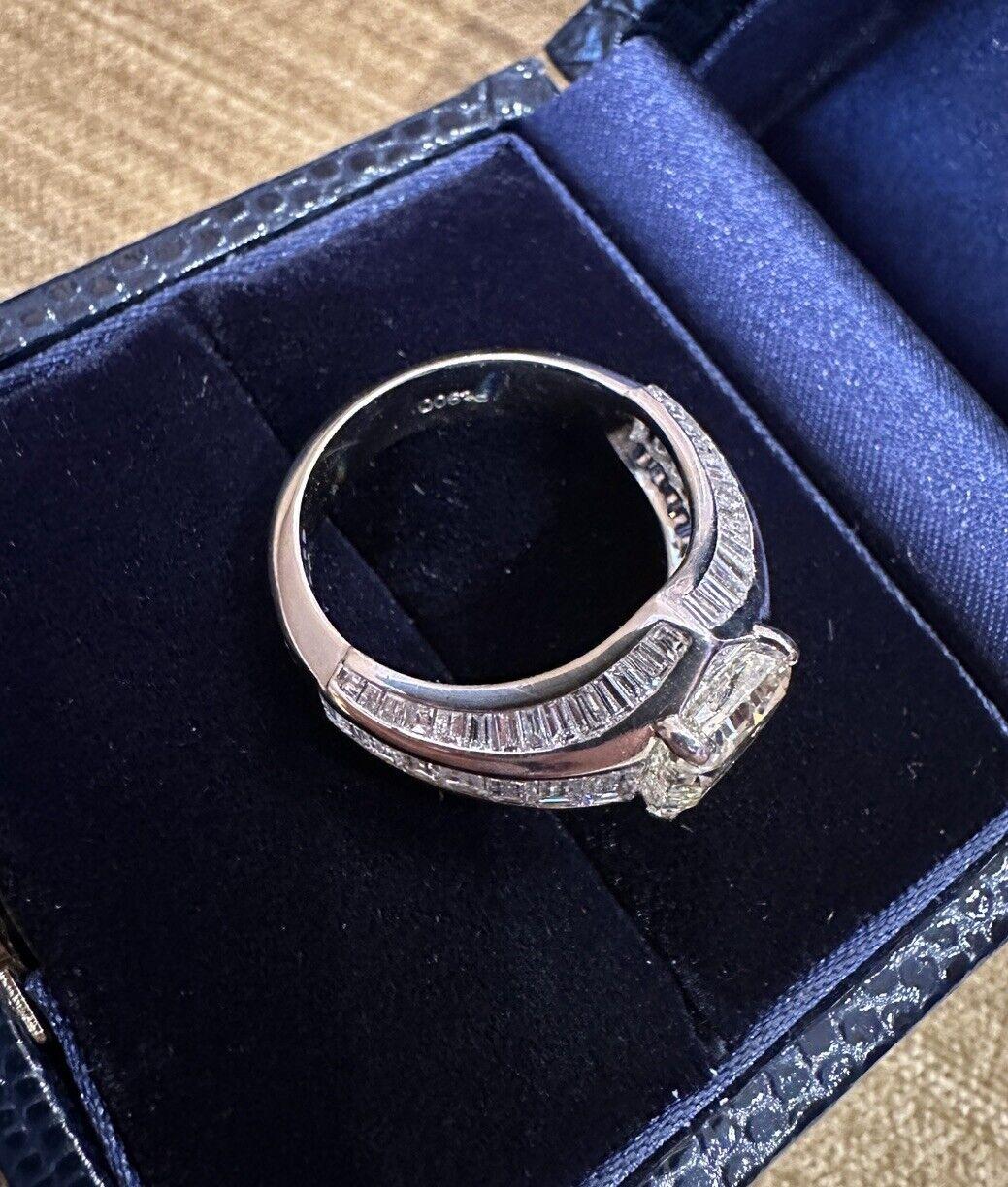Taille radiant Bague avec diamant taille radiant de 2,77 carats et anneau baguette en platine en vente