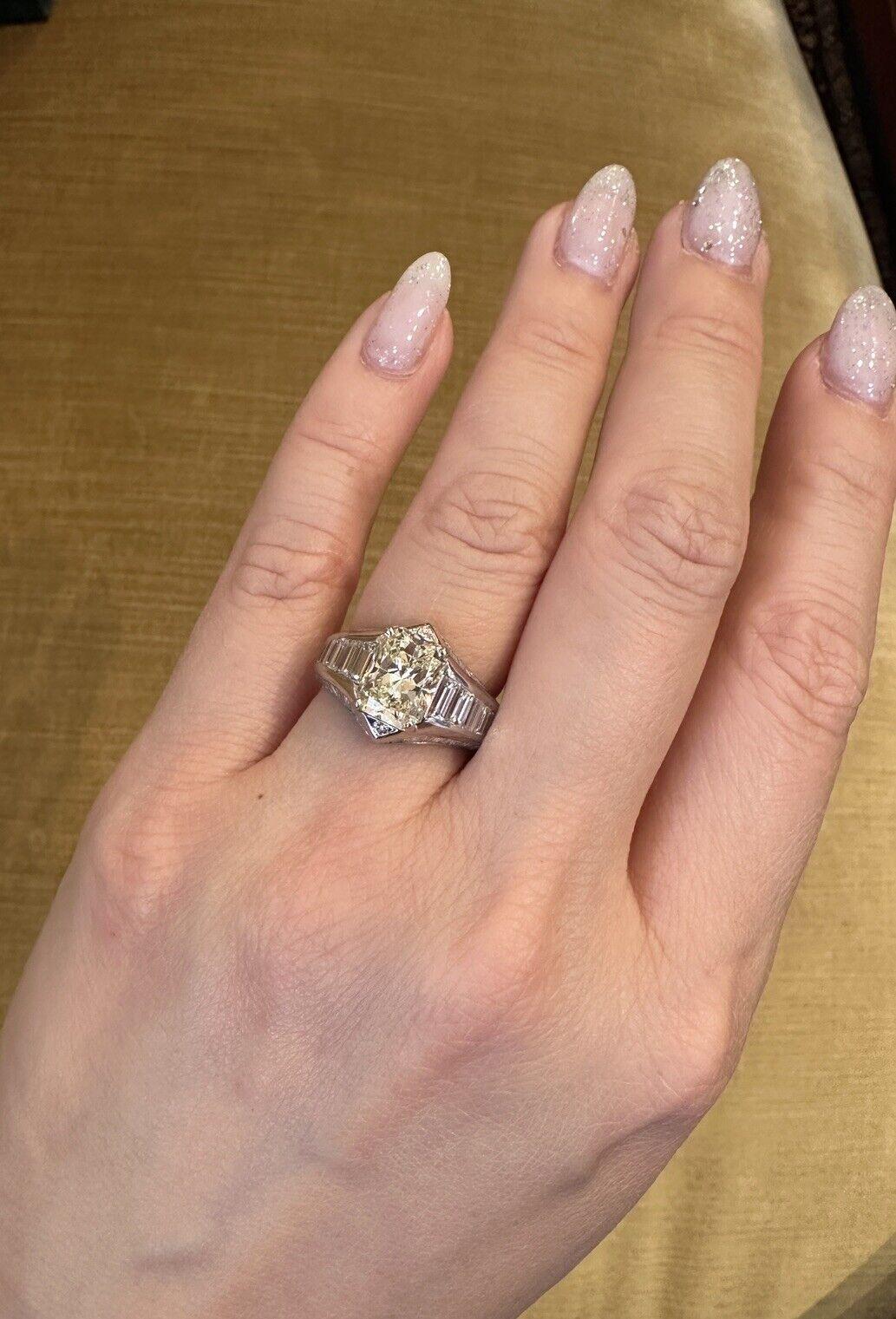 Bague avec diamant taille radiant de 2,77 carats et anneau baguette en platine en vente 2