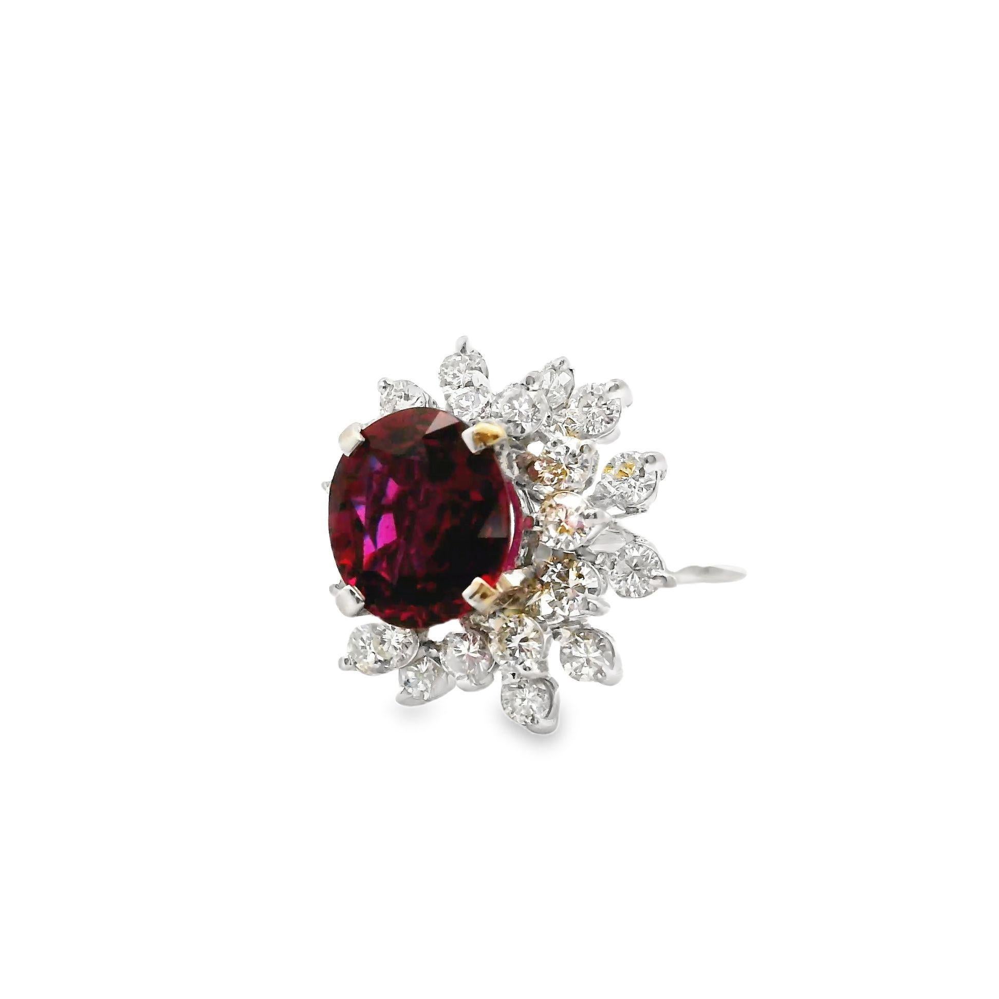 Cette bague en or blanc sertie de diamants est ornée d'un rubis naturel et non traité d'une riche couleur intense. Le rubis pèse un poids impressionnant de 2,77 carats et provient de Thaïlande, la deuxième localité la plus recherchée et la plus rare