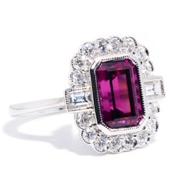 2.77 Carat Tourmaline and Diamond Scalloped 18 Carat Gold Contemporary Halo Ring