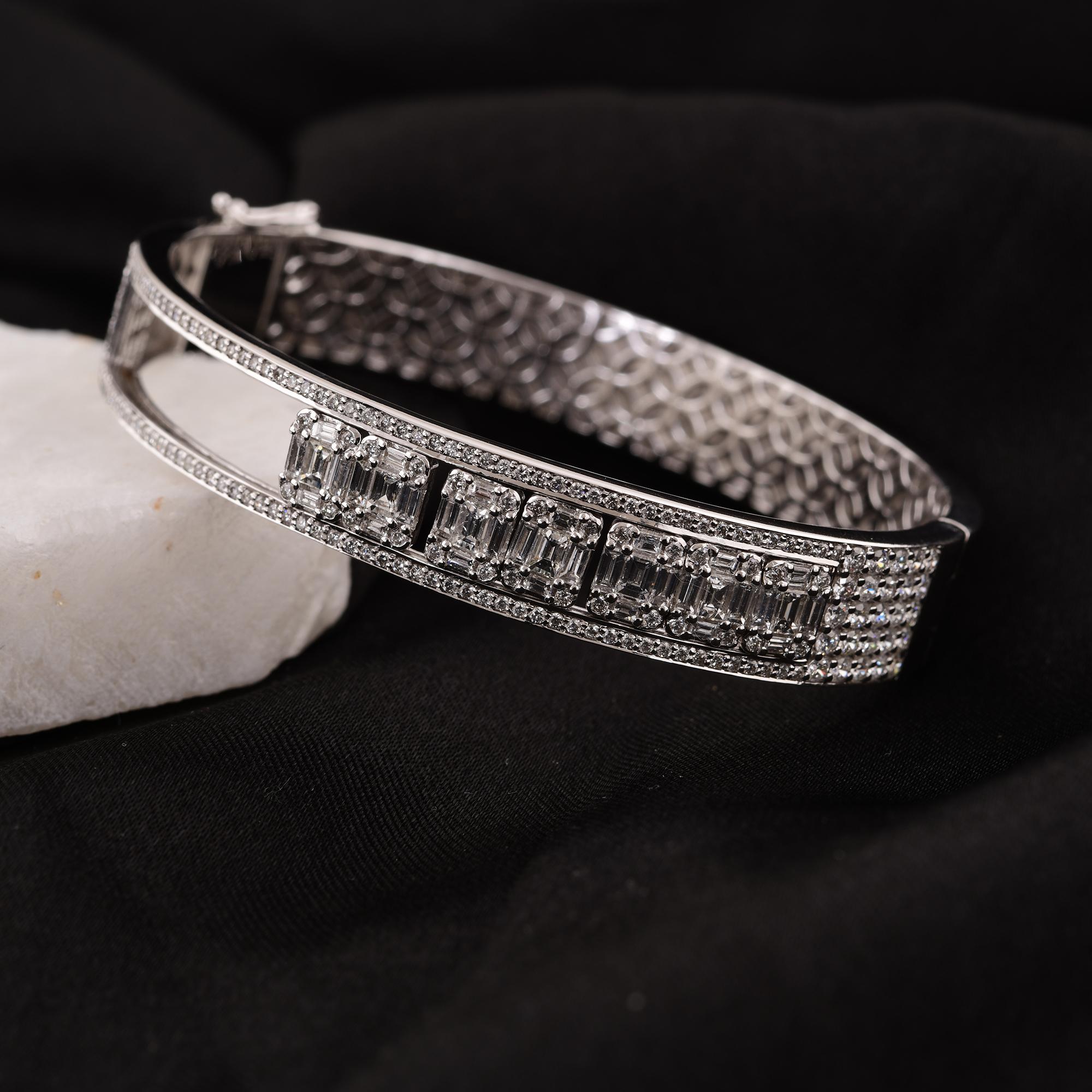 2.77 Ct. SI Clarity HI Color Movable Diamond Charm Bracelet 18 Karat White Gold In New Condition For Sale In Diera, Dubai