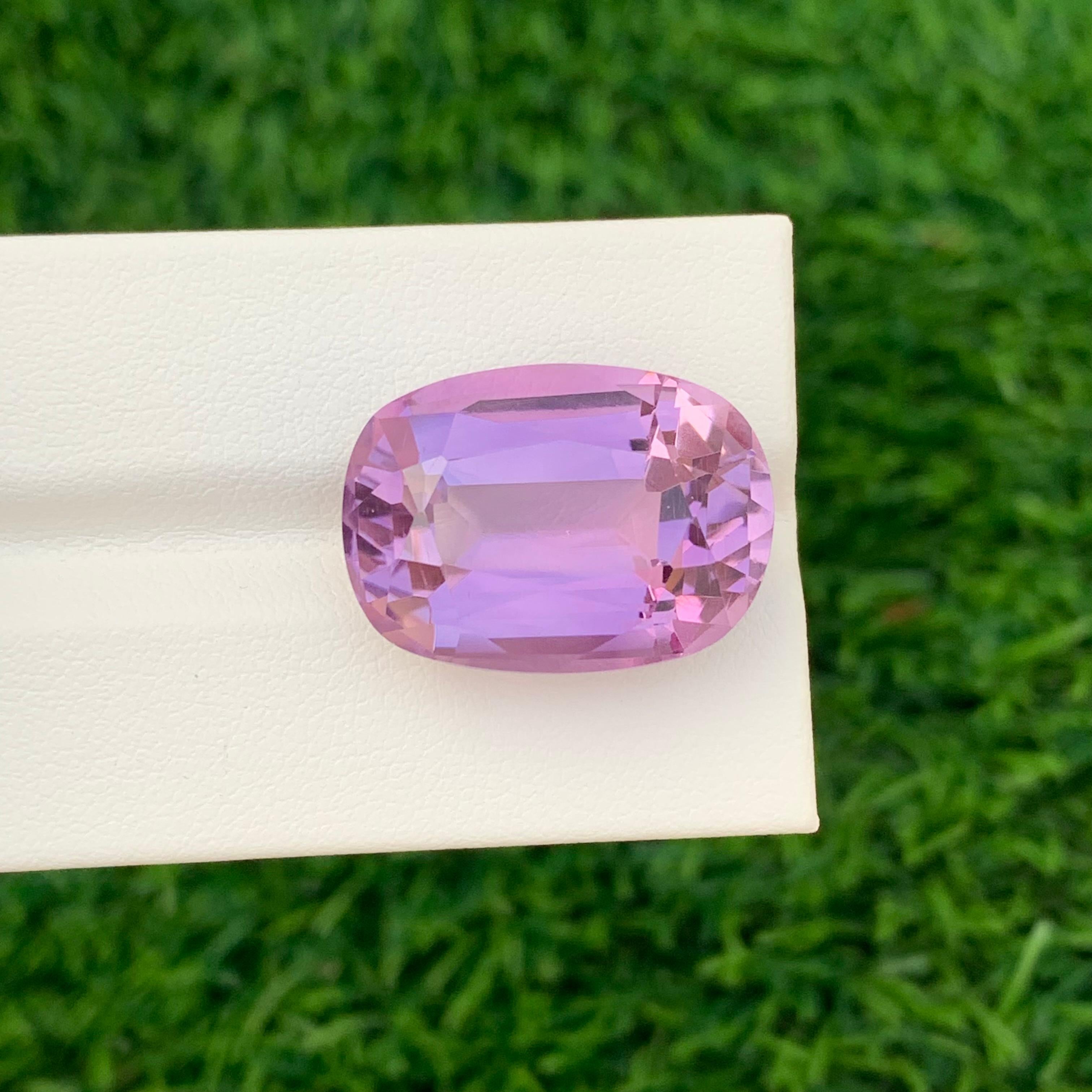 Lose Amethyste

Gewicht: 27,70 Karat 
Abmessungen: 22 x 16,1 x 12,2 mm
Farbe: Violett
Herkunft: Brasilien
Behandlung: Nicht
Zertifikat: Auf Anfrage
Die Form: Oval 

Der Amethyst, eine atemberaubende Quarzart, die für ihren faszinierenden violetten