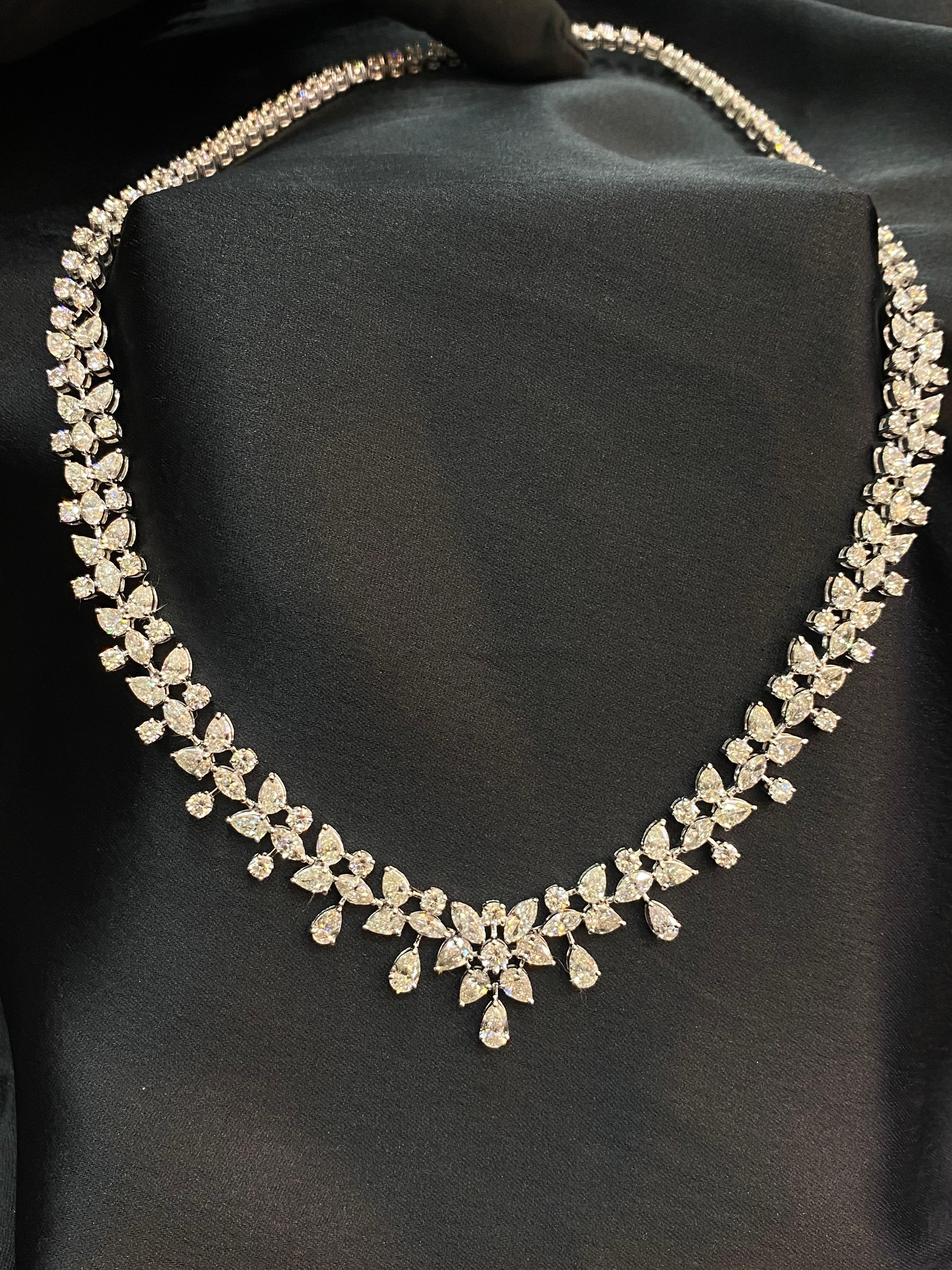 27.76 Carats Marquise Pear Round Shape Natural Diamonds Necklace 18K White Gold In New Condition For Sale In Massafra, IT