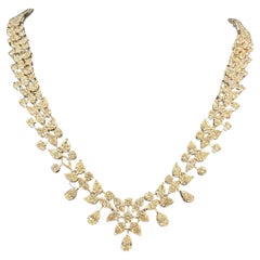 Collier en or blanc 18 carats avec diamants naturels de forme ronde et poire marquise de 27,76 carats